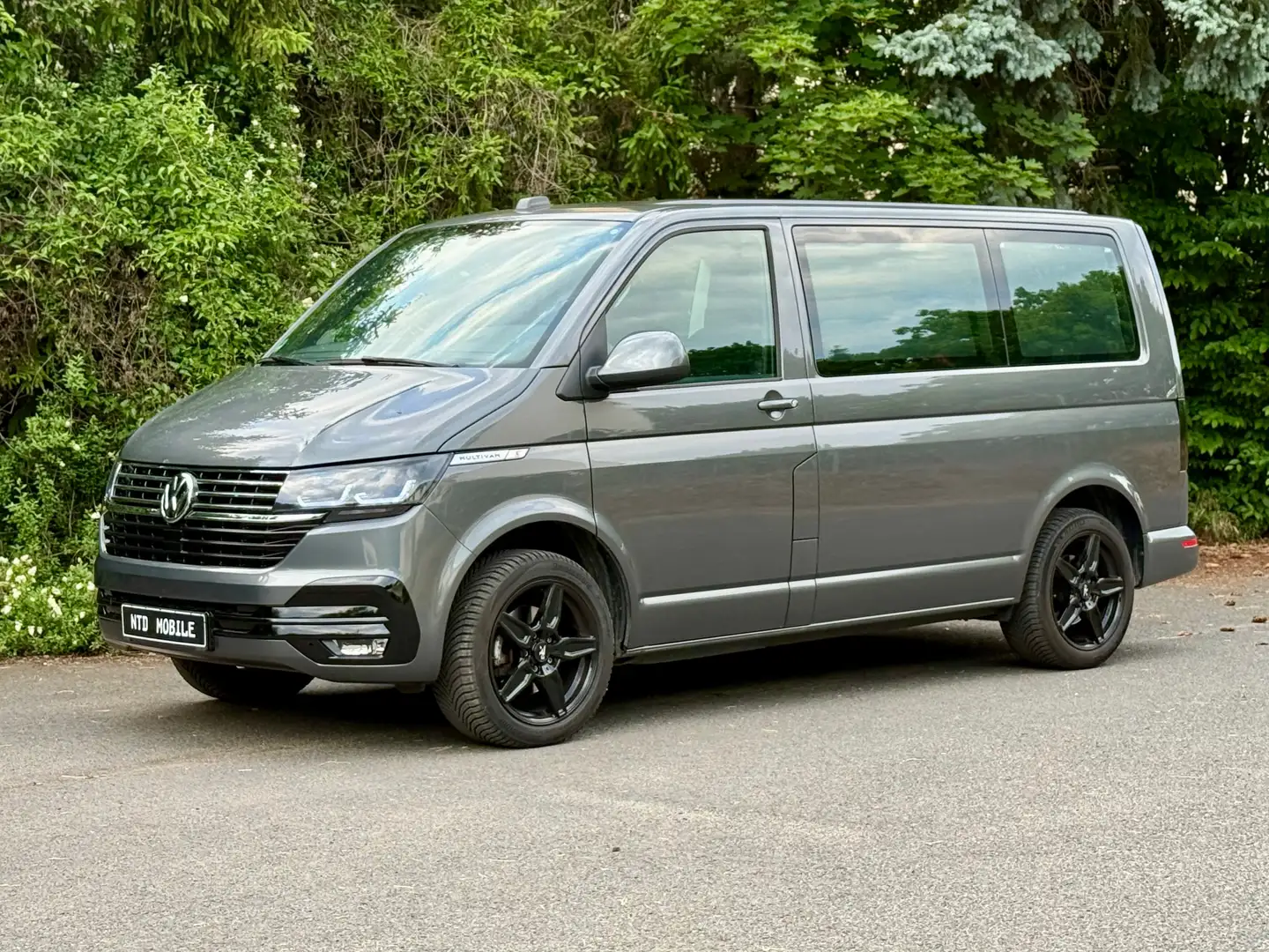 Volkswagen T6.1 Multivan Multivan+INDIVIDUAL BESATTELUNG+1.HAND+KLIMA+NAVI+ Grau - 1
