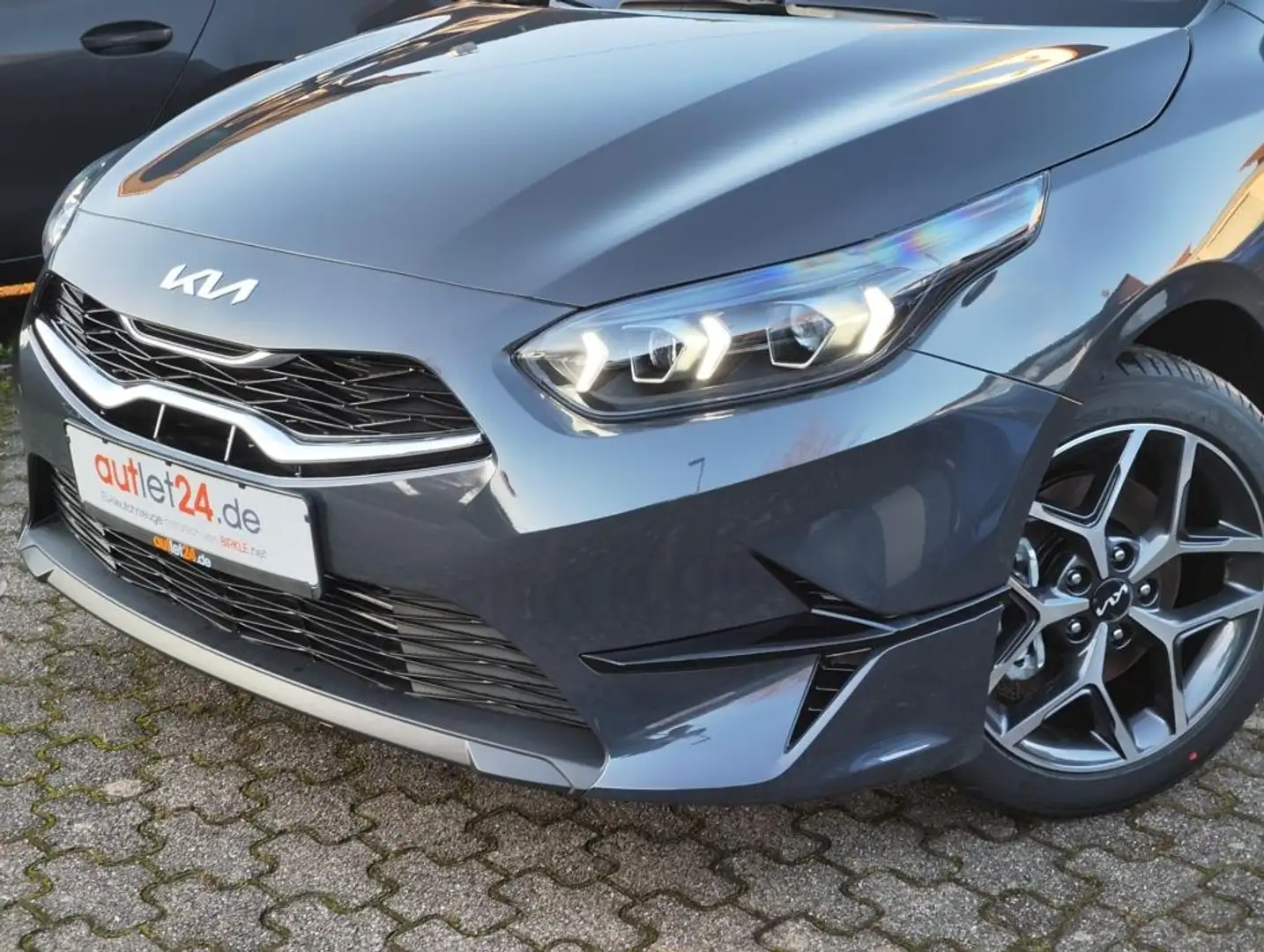 Kia Ceed SW / cee'd SW Ceed Kombi TOP Navi LED PDC vo+hi Kamera Smartkey Grau - 2