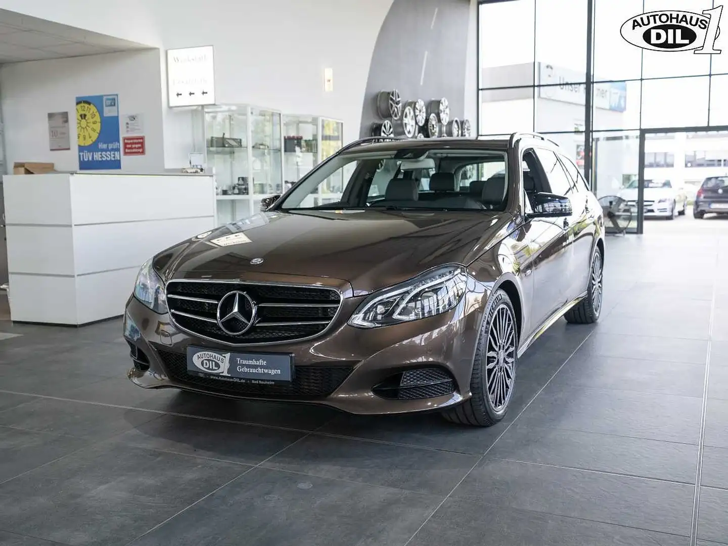 Mercedes-Benz E 220 CDI T *Schiebedach*Sportpaket* Bruin - 2