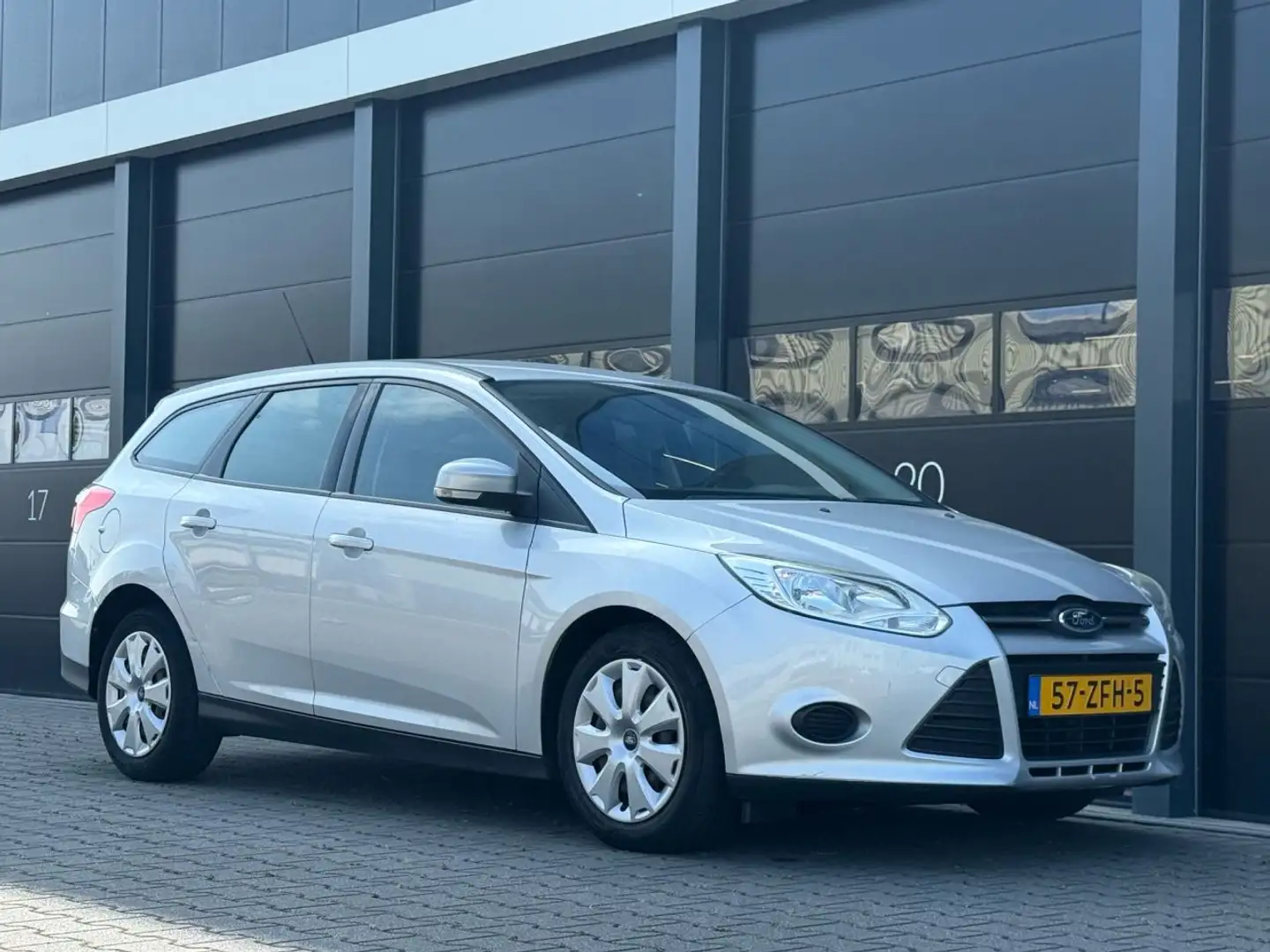 Ford Focus 1.6 TDCI ECOnetic Navi PDC Grijs - 2