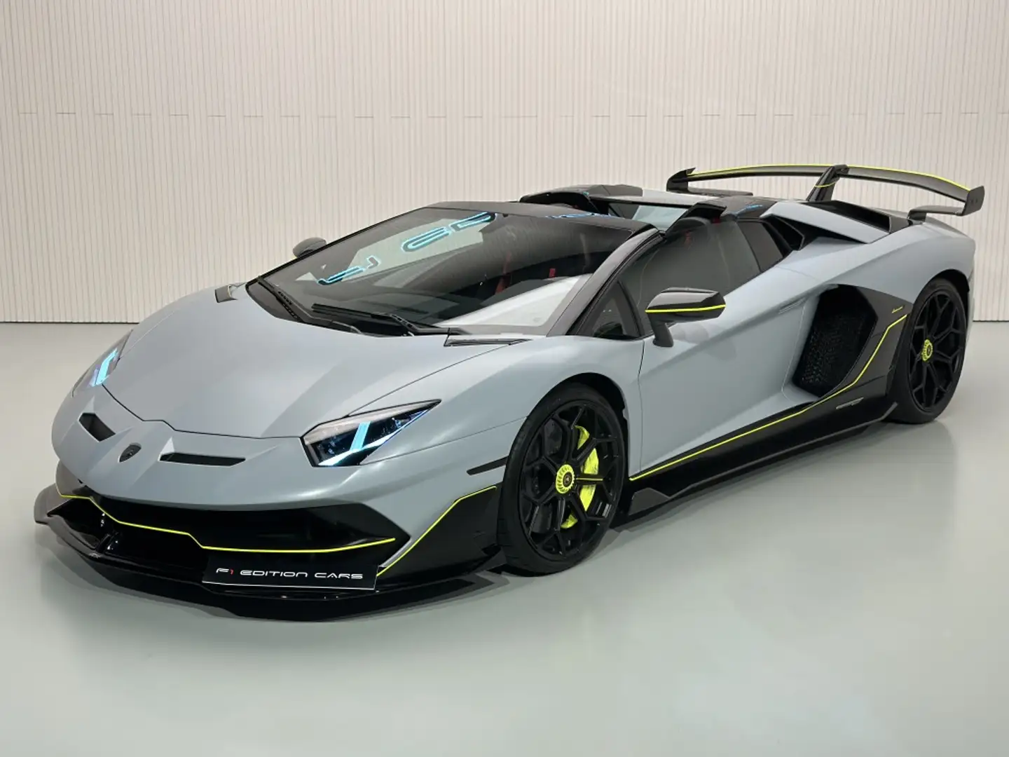 Lamborghini Aventador Roadster SVJ Gris - 1