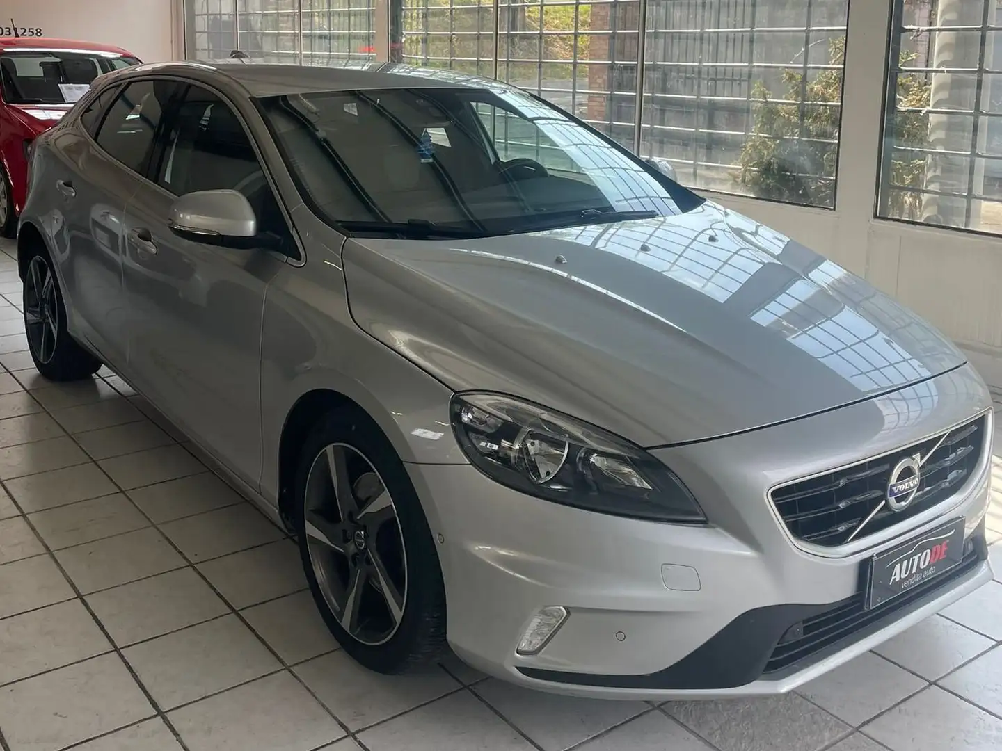 Volvo V40 V40 2.0 d2 R-design Momentum Blanc - 1