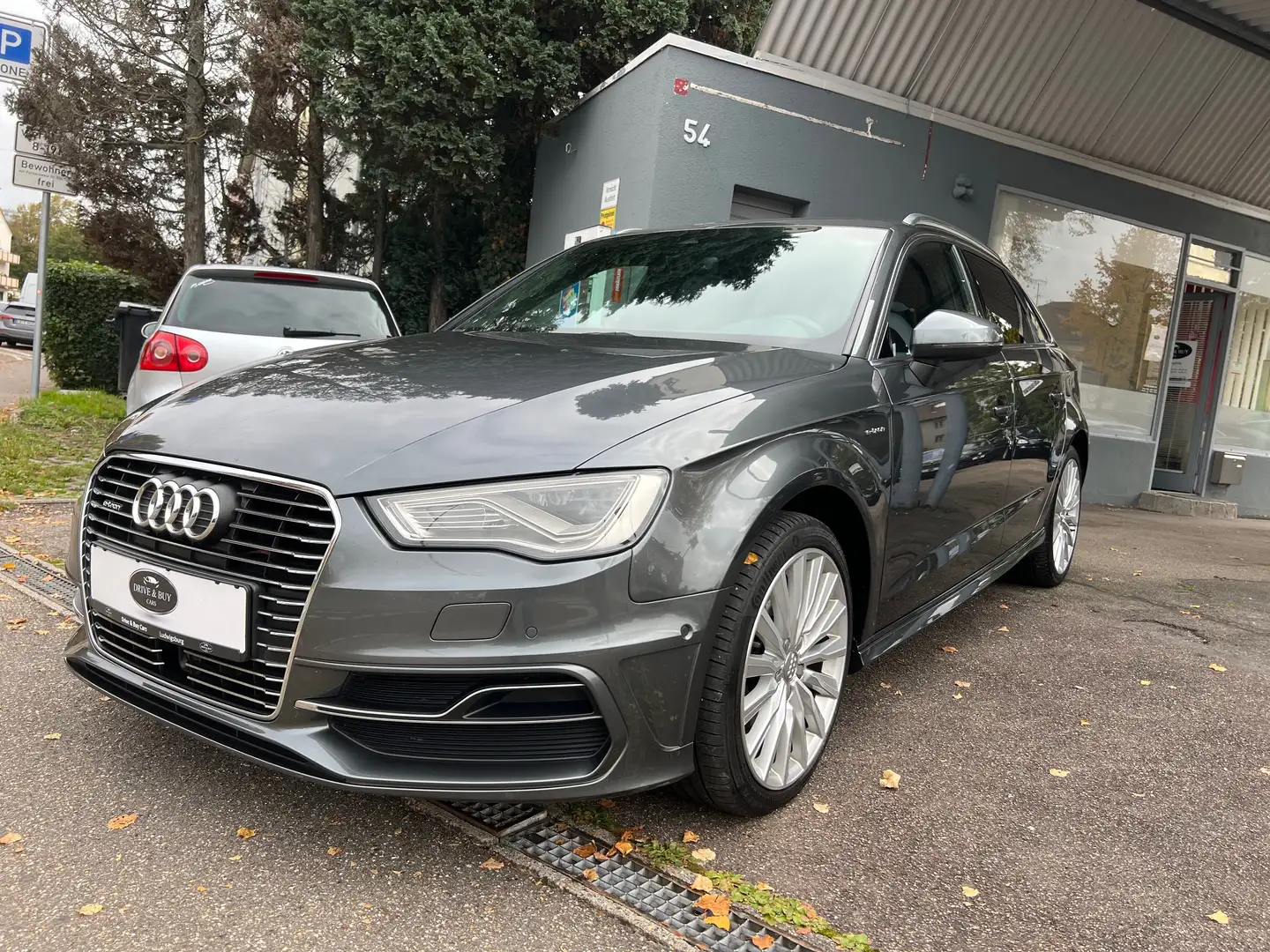 Audi A3 e-tron ambition / S-LINE Grau - 1