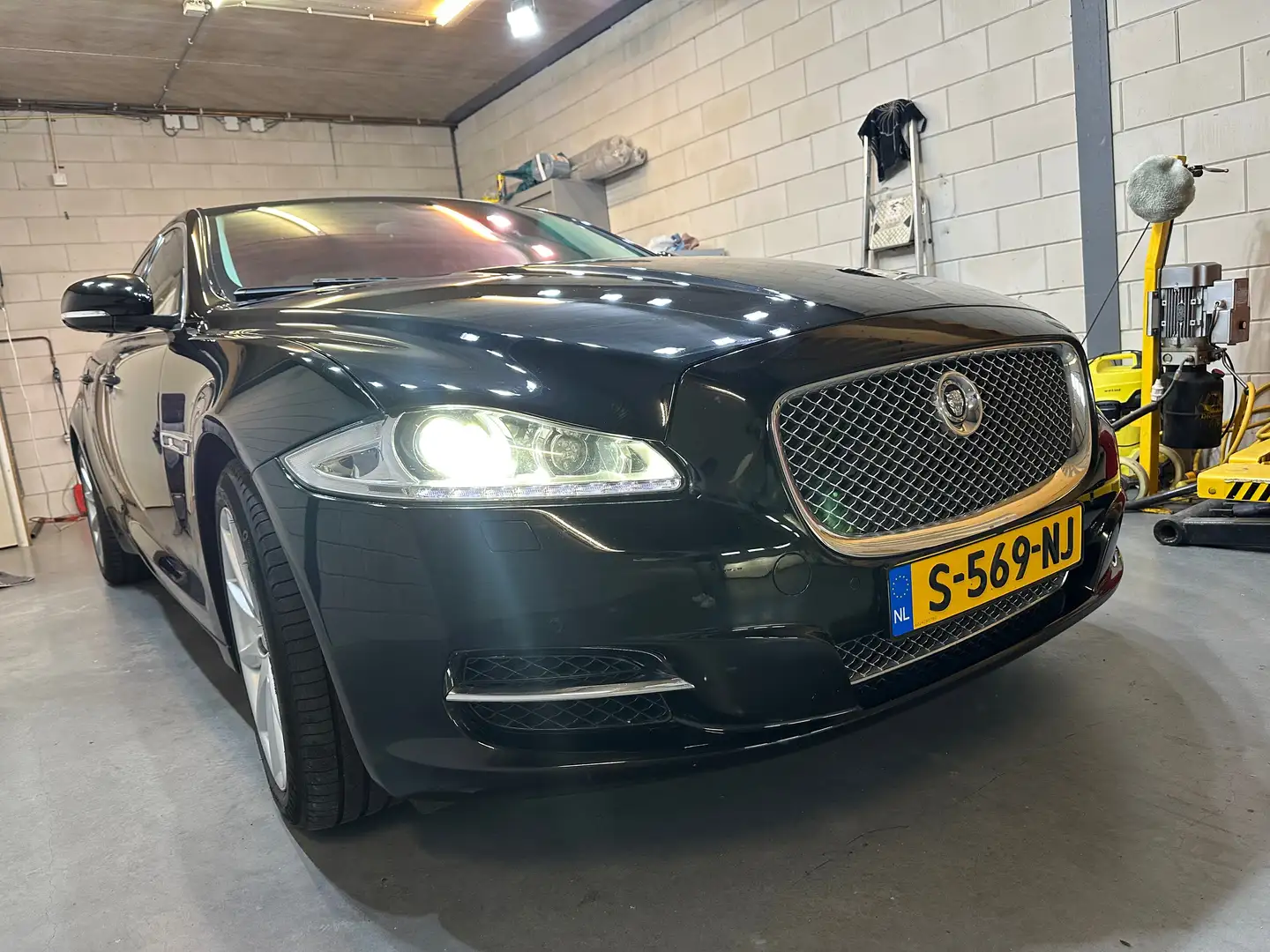 Jaguar XJ XJ 3.0 V6D Portfolio Apple CarPlay, Camera Zwart - 2