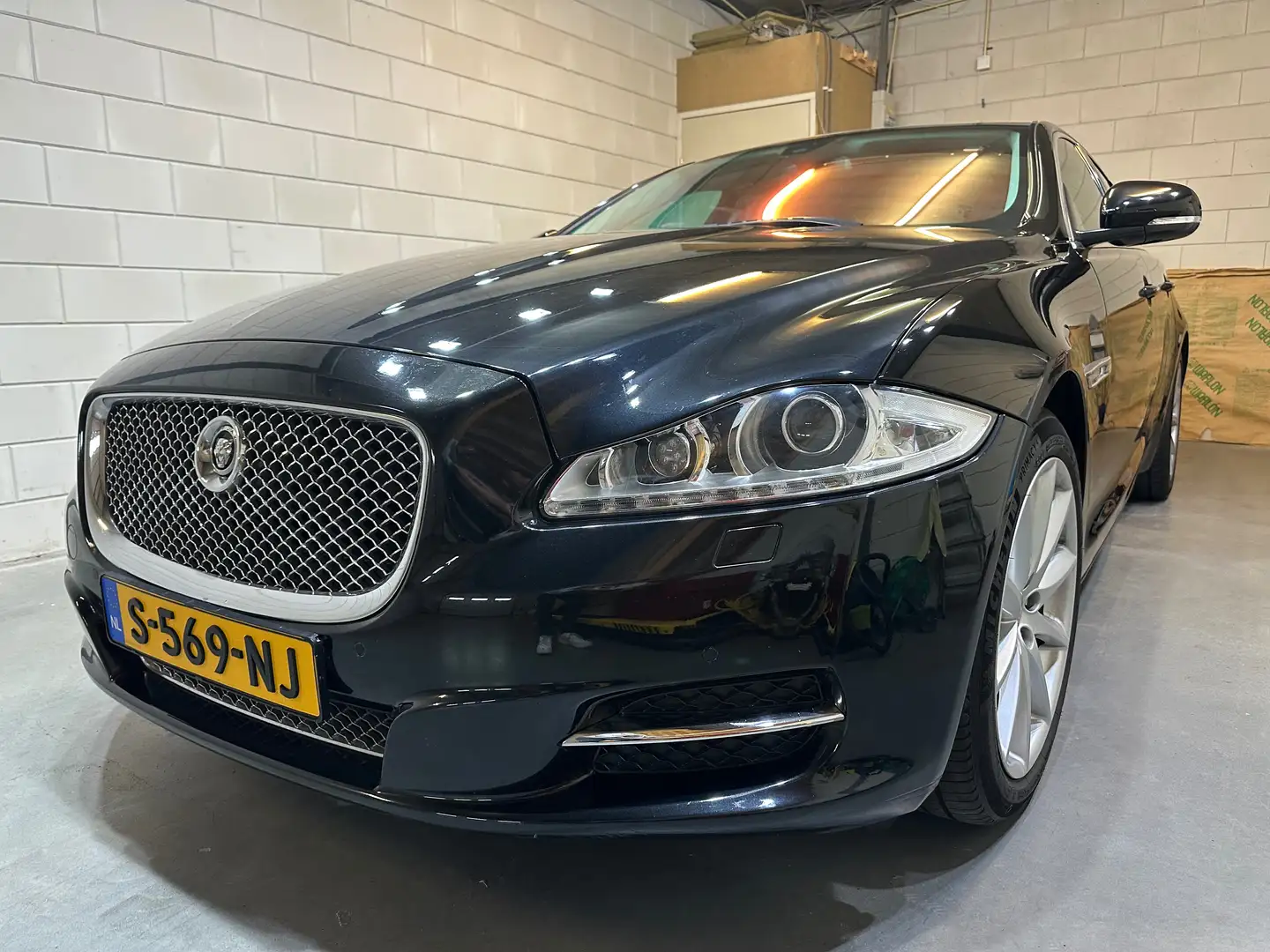 Jaguar XJ XJ 3.0 V6D Portfolio Apple CarPlay, Camera Zwart - 1