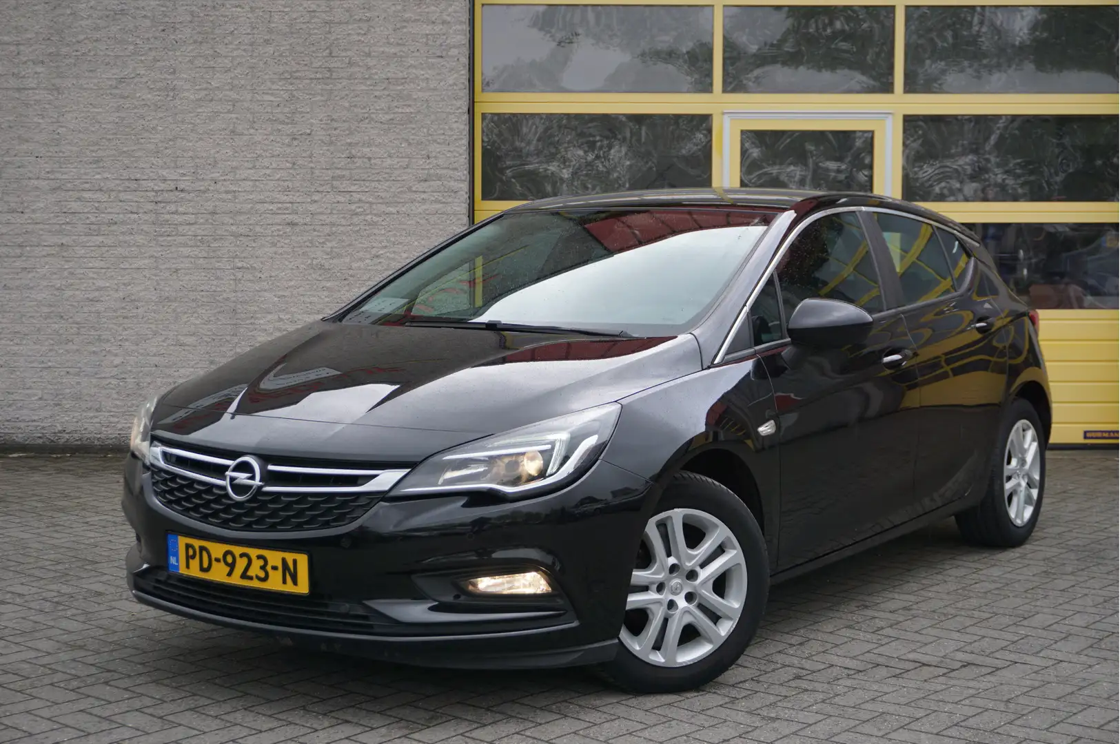 Opel Astra 1.0 5drs Edition BJ2017 Led | Pdc | Navi | Climate Zwart - 1