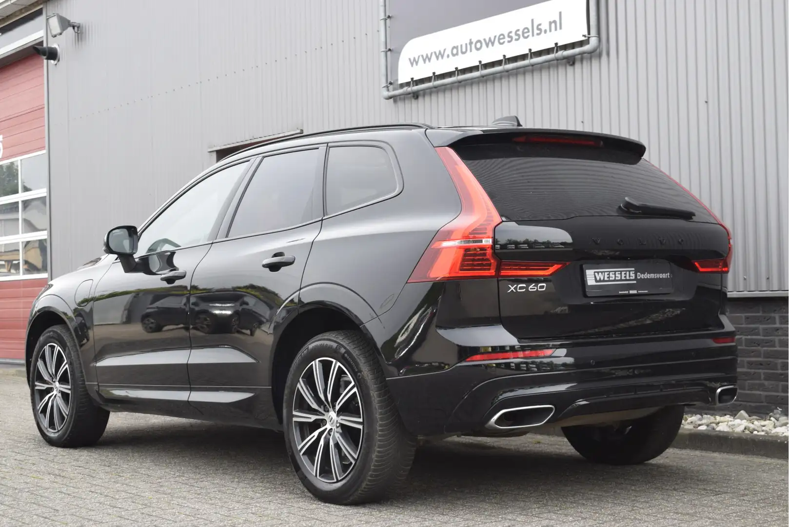 Volvo XC60 2.0 T8 Recharge AWD R-Design 304pk, Panorama, Pilo Zwart - 2