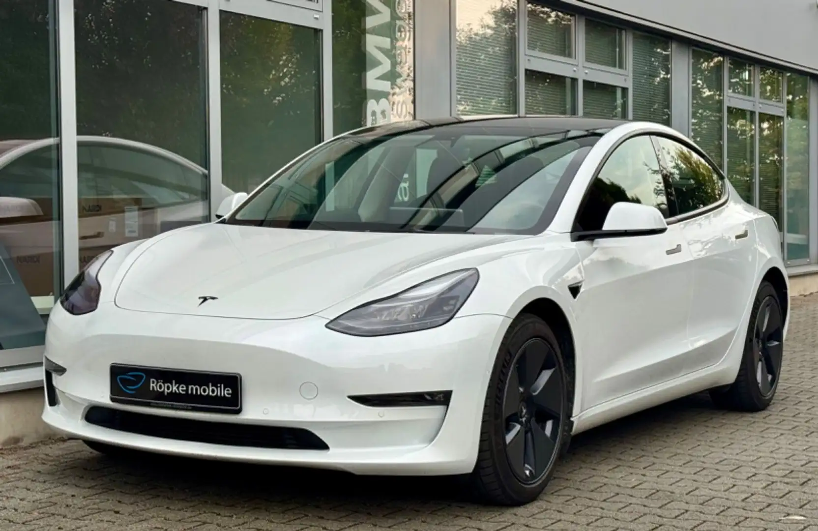 Tesla Model 3 Long Range AWD 18" AHK wenig KM !! Weiß - 1