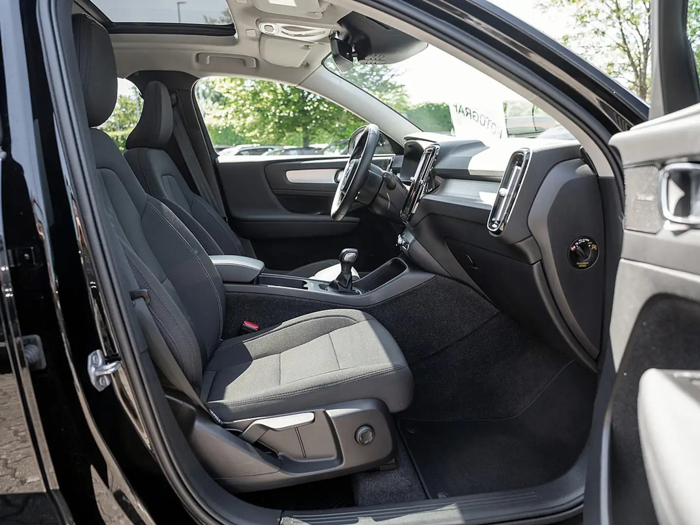 Volvo XC40 T2 Momentum PDC H/K NAVI W-LAN LED PANO Noir - 2
