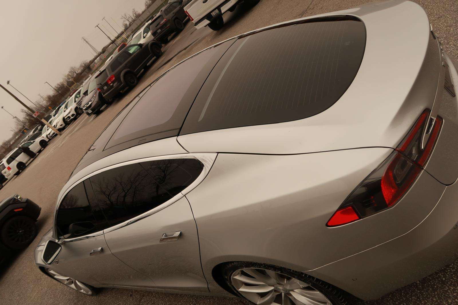 2016 Tesla Model S thumb 11