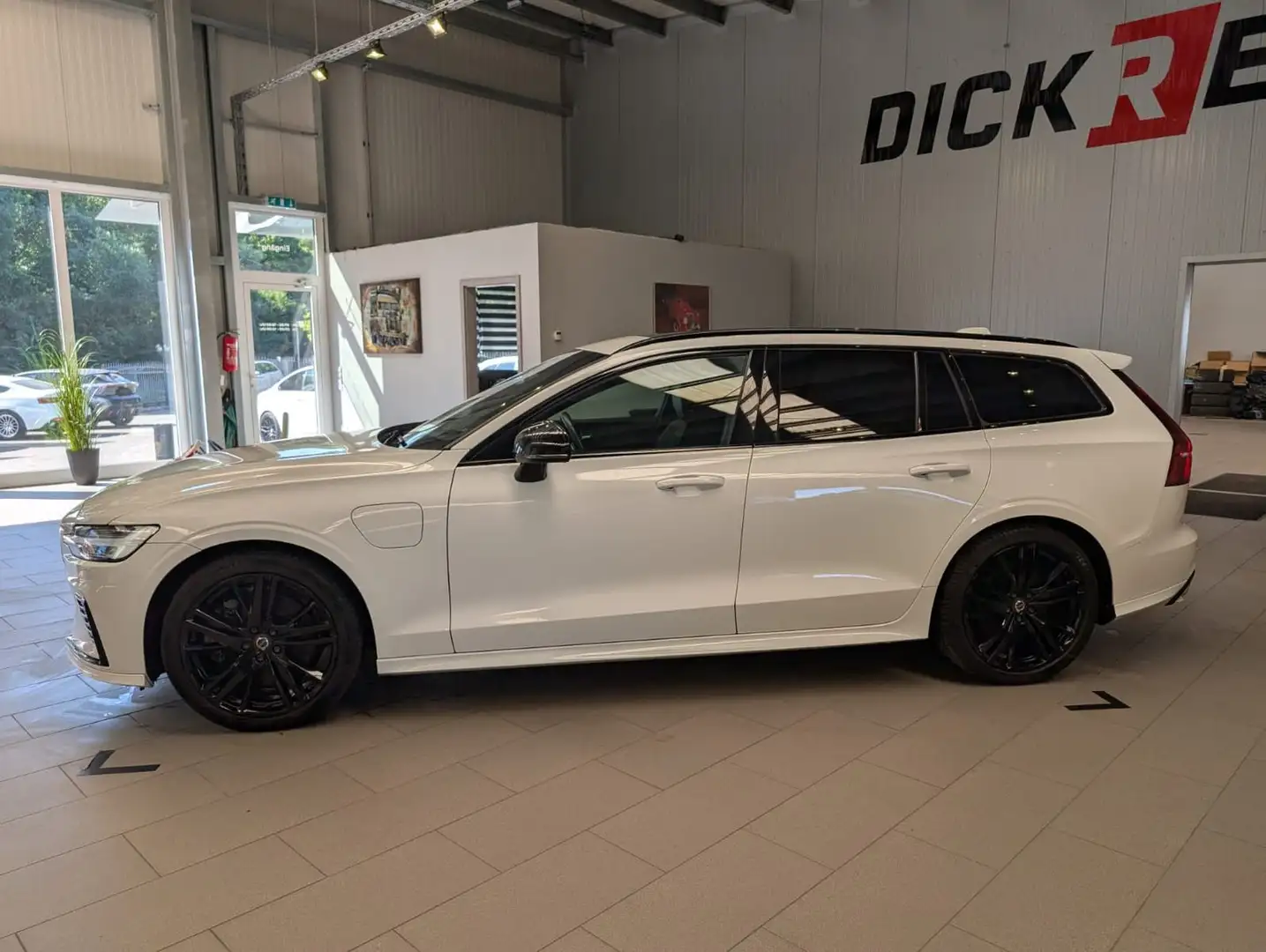 Volvo V60 T8 R-Design AWD H/K Cam HUD StHz Pano AHK Weiß - 2