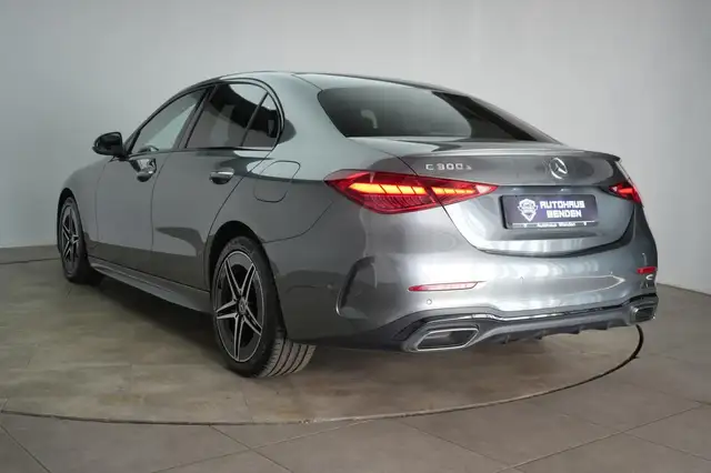 Mercedes-Benz C-Class view 4