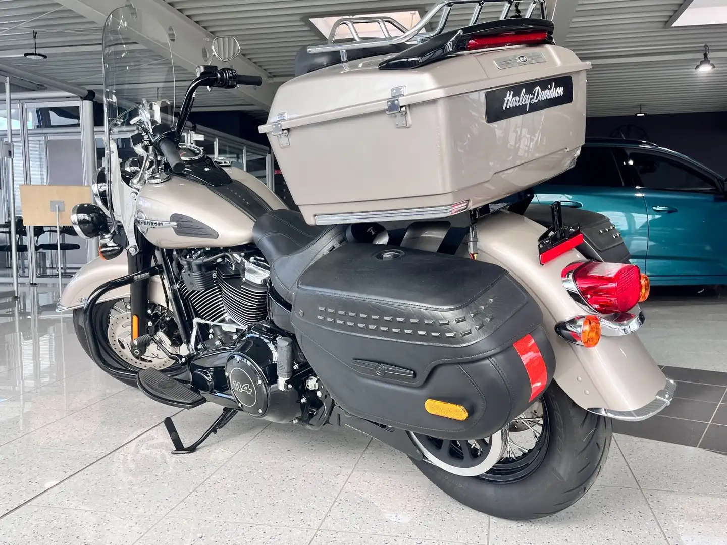 Harley-Davidson Heritage Classic 114 FLHCS Beige - 2