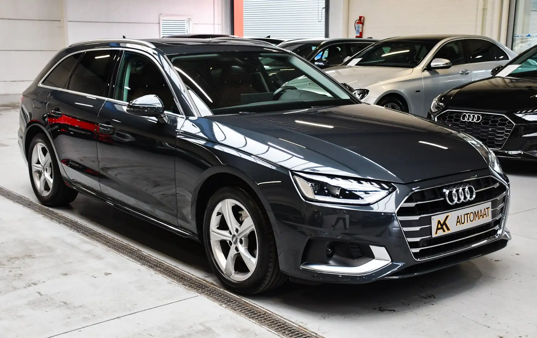 Audi A4 A4 Avant 30 TDI Automaat - NAVI / TREKHAAK / PANO Grijs - 2