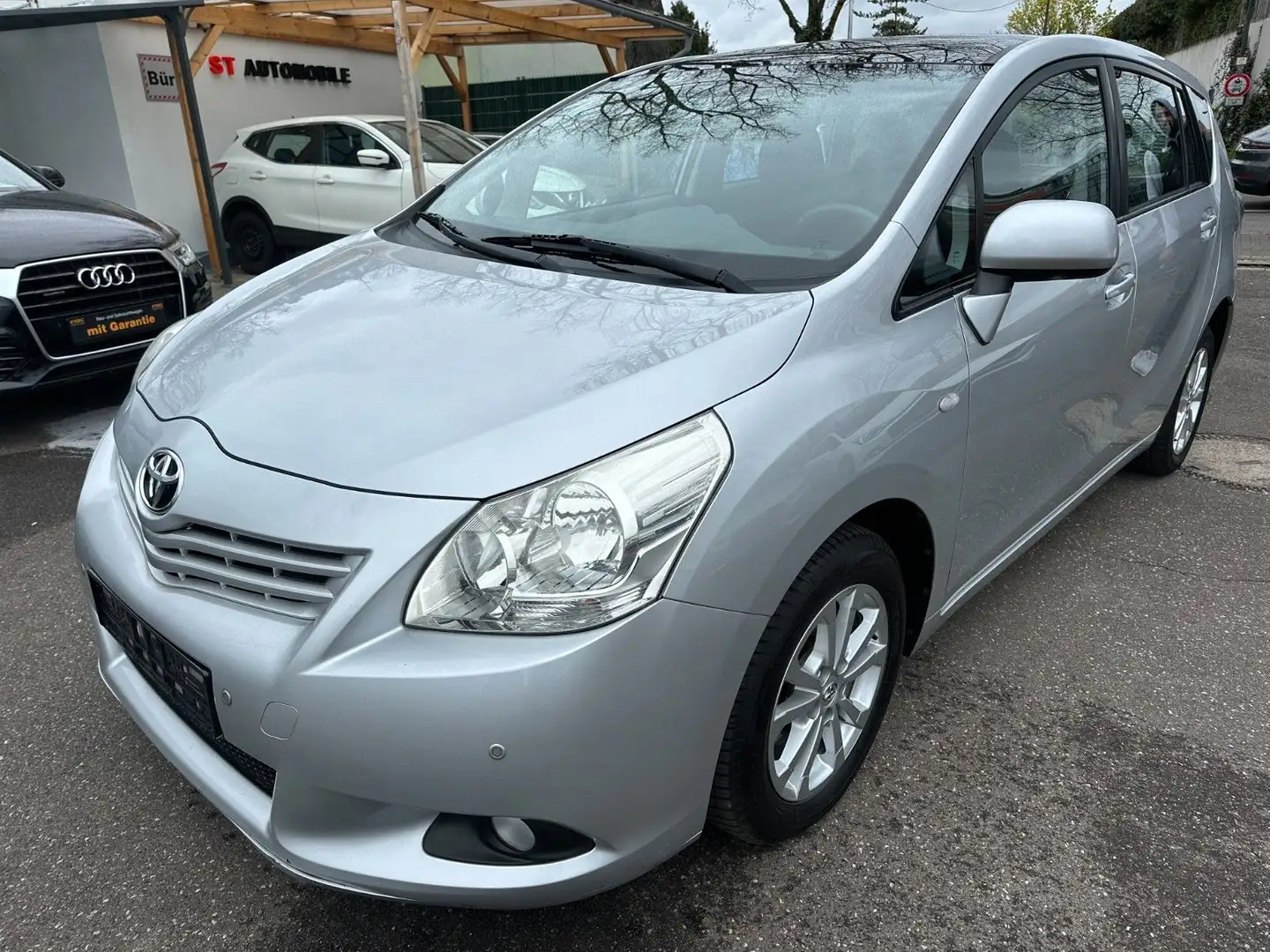 Toyota Verso Edition 1.8-7 Sitzer-Panorama Argent - 1