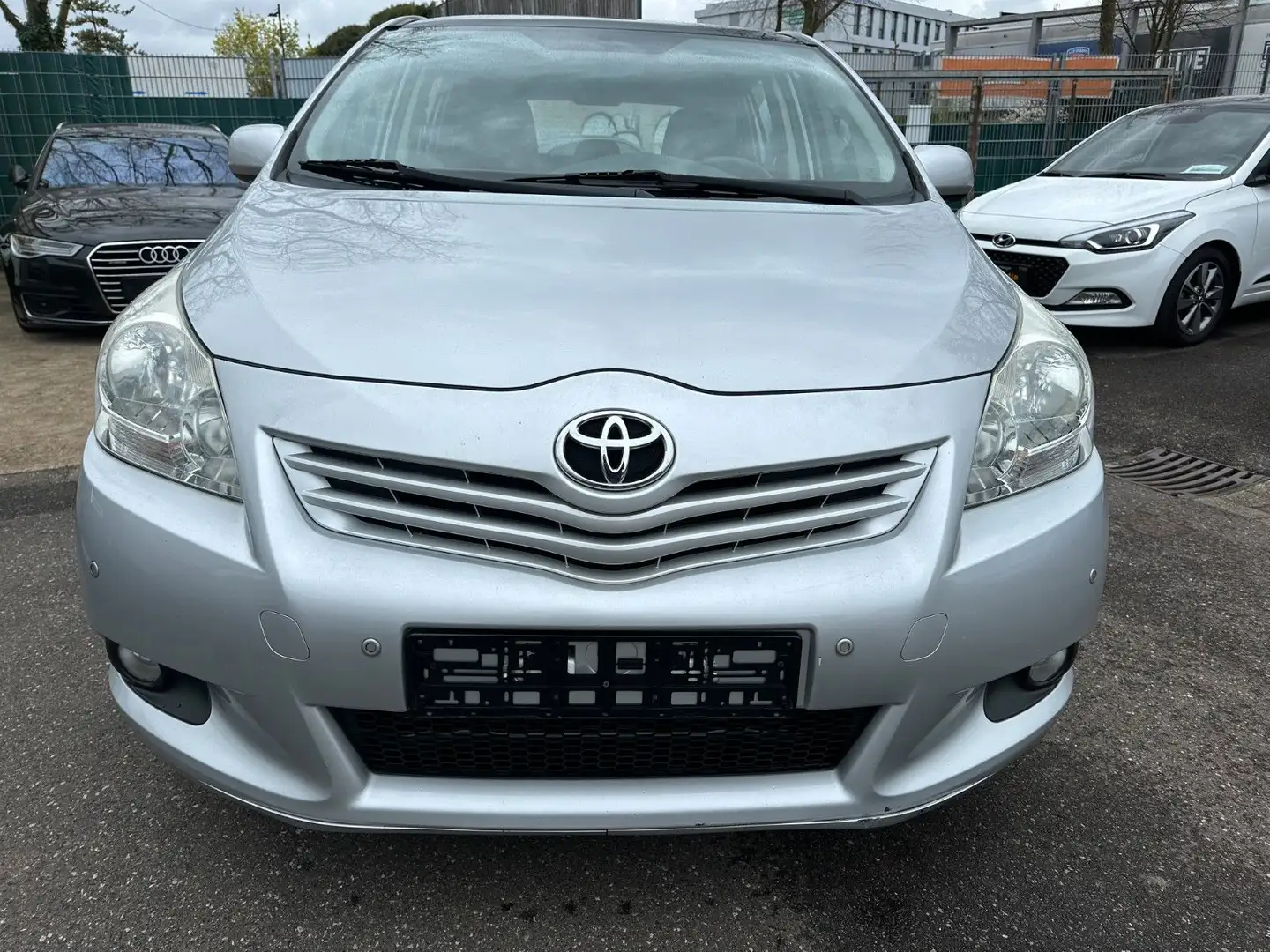 Toyota Verso Edition 1.8-7 Sitzer-Panorama Argintiu - 2