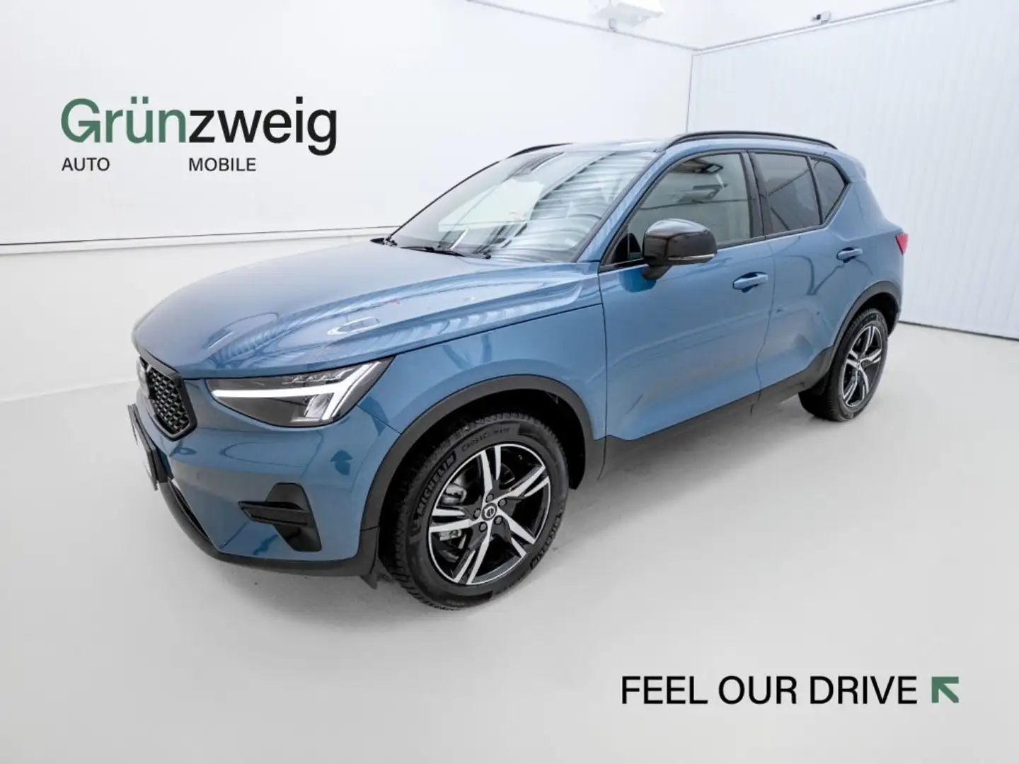 Volvo XC40 Plus, B3 Mild Hybrid, Benzin, Dark Blau - 1