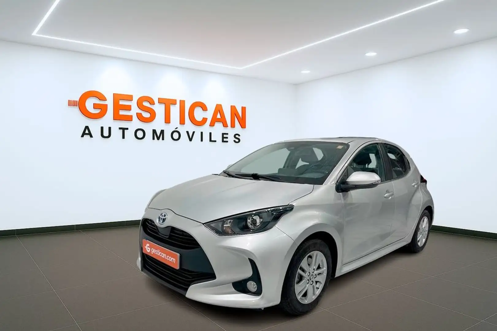 Toyota Yaris 120H 1.5 Active Tech Plateado - 1