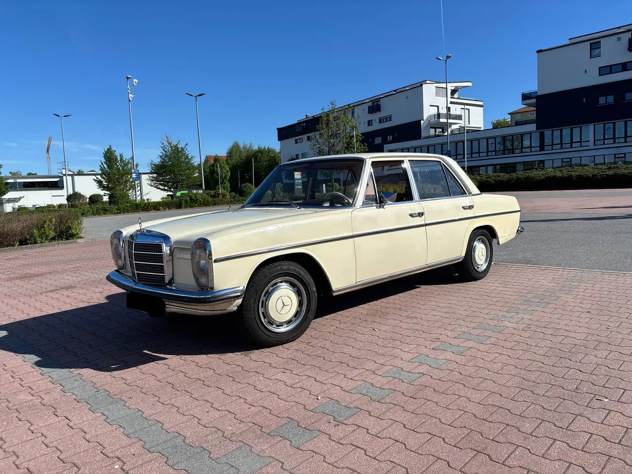 Mercedes-Benz 220, foto 1