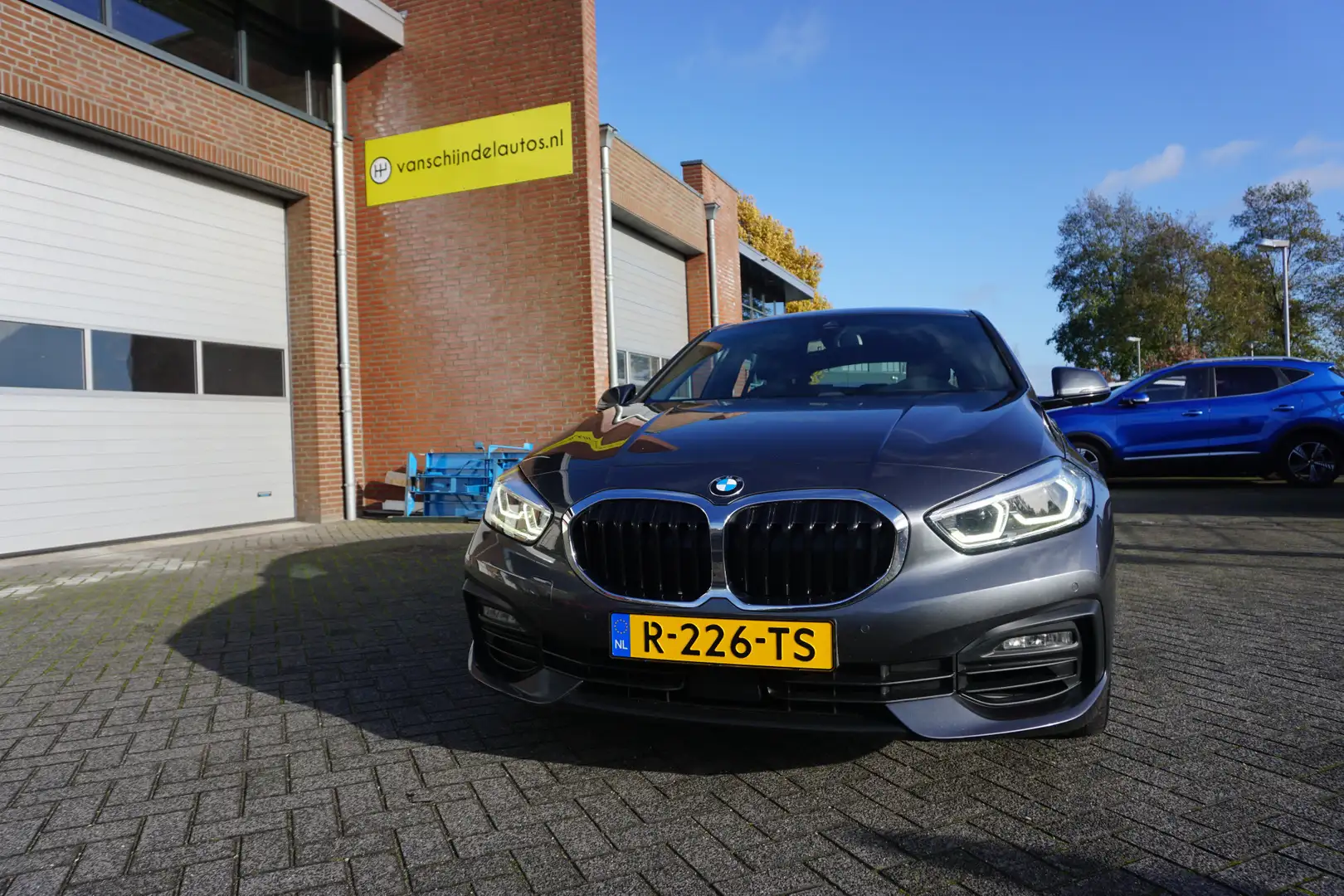 BMW 118 1-serie 118i 141PK HIGH EXECUTIVE EDITION DEC 2019 Grijs - 2