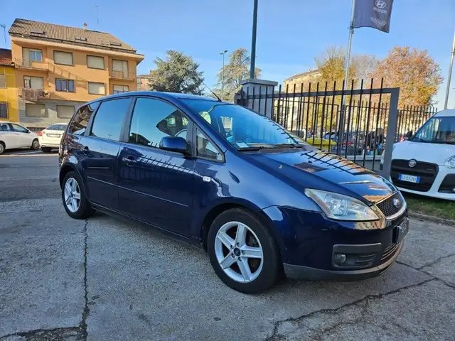 Ford Focus view 3