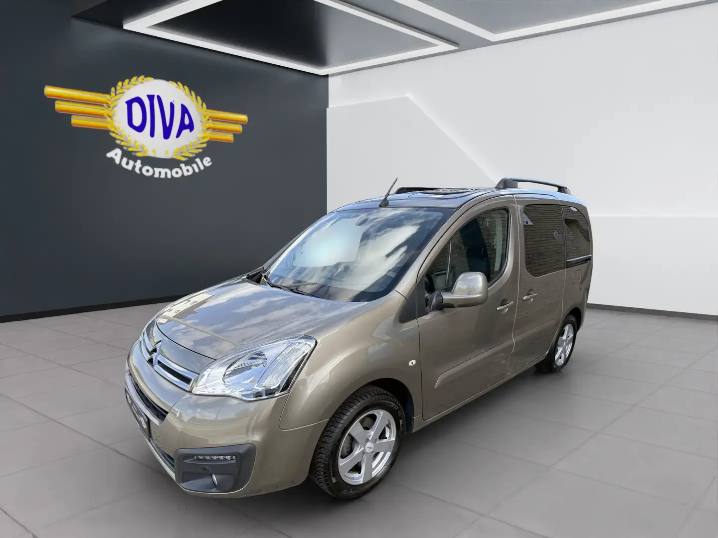 Citroen Berlingo 1.2 Shine Pano, Navi, AHK Braun - 1