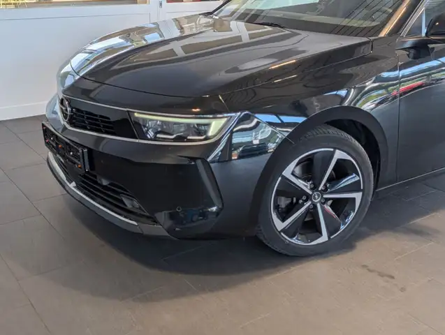 Opel Astra view 3