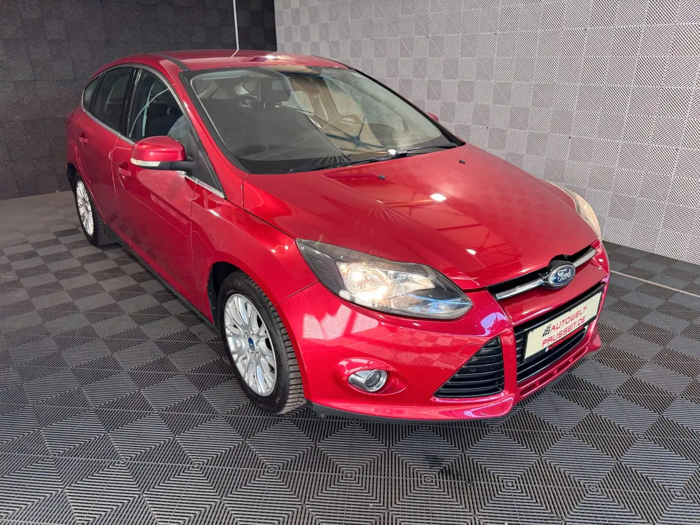Ford Focus Lim.*TITANIUM*TEMPO-KLIMA-SHZ-SPORTSITZE Rot - 1