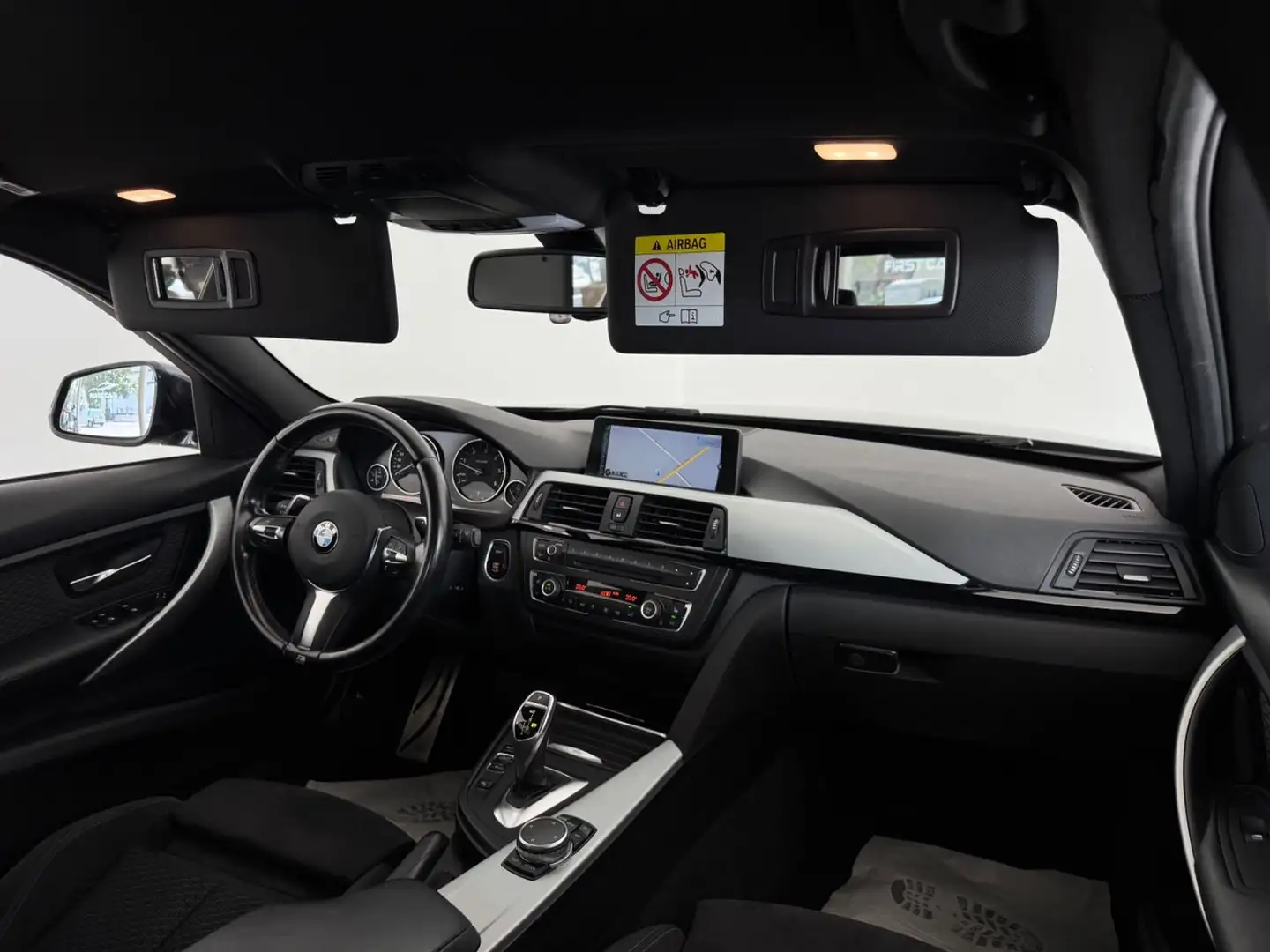 BMW 320 d xDrive M-Paket SportAut.|AHK|BI-XENON|NAVI| Grijs - 2