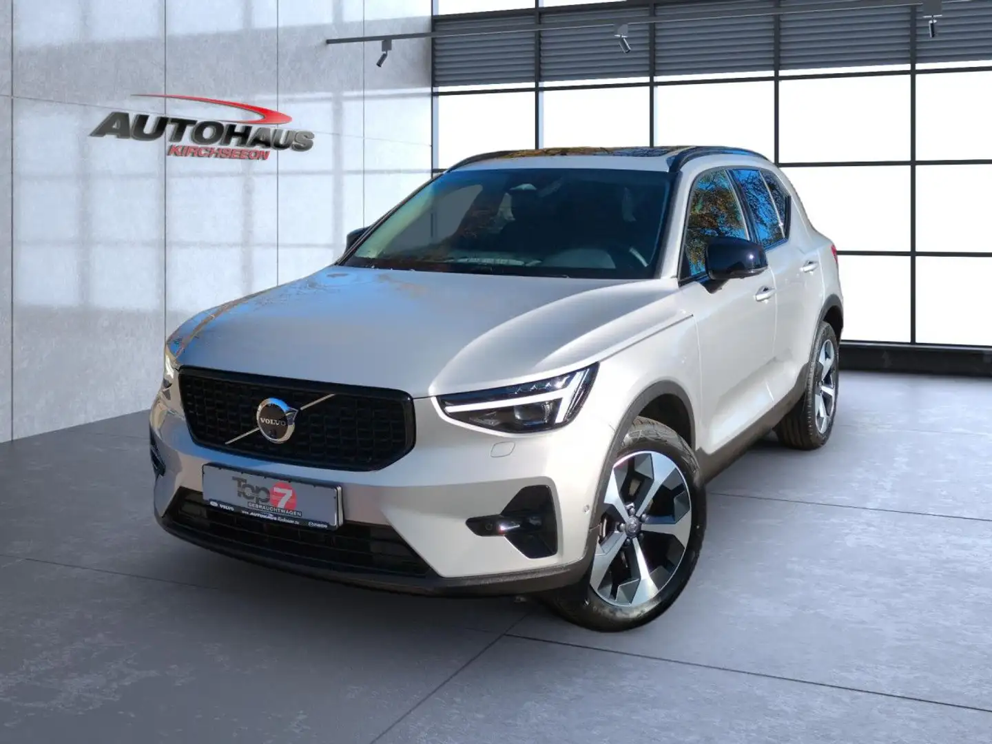 Volvo XC40 B3 (Benzin) Ultra Dark 2WD Automatik Navi LED Silber - 2