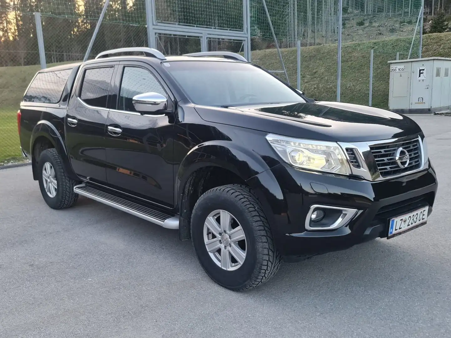 Nissan NP300 Double Cab 4x4 2,3 dCi Tekna Aut. Czarny - 2