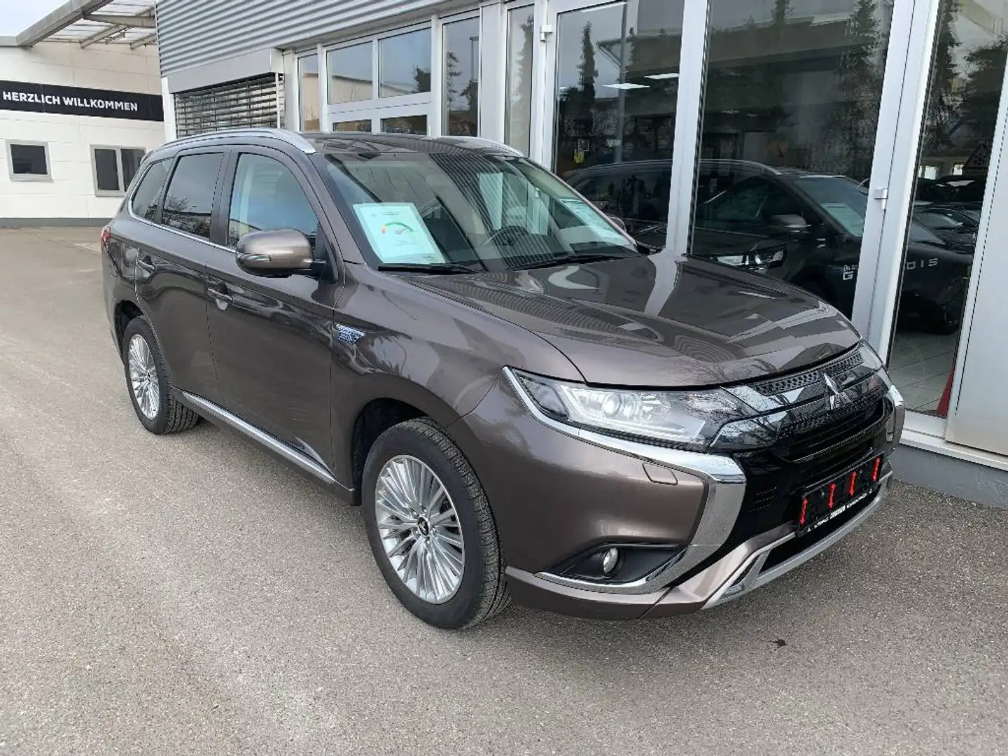 Mitsubishi Outlander Outlander Plug-in Hybrid BASIS 2.4 MIVEC 4WD Braun - 1