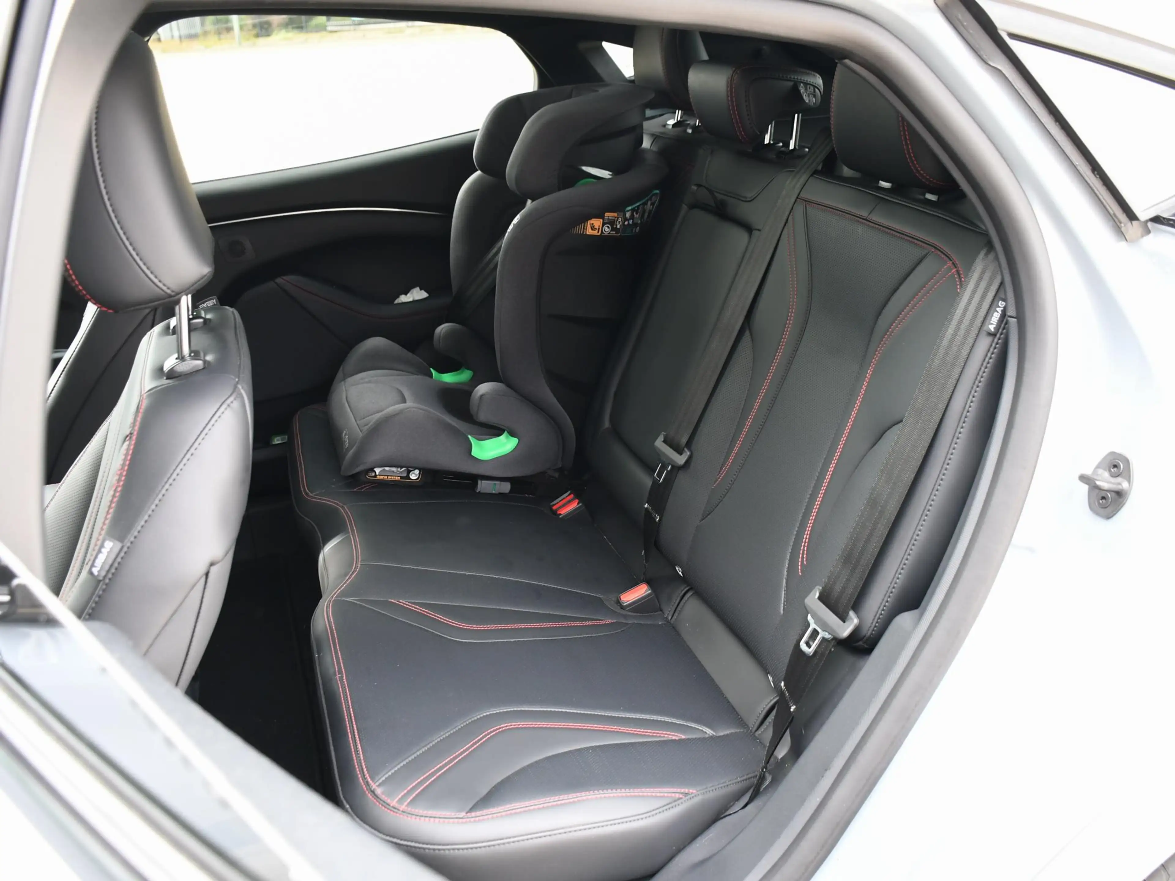 Ford Mustang Mach-E Premium Extended Range RWD 88 kWh 276pk Automaat W — photo 15