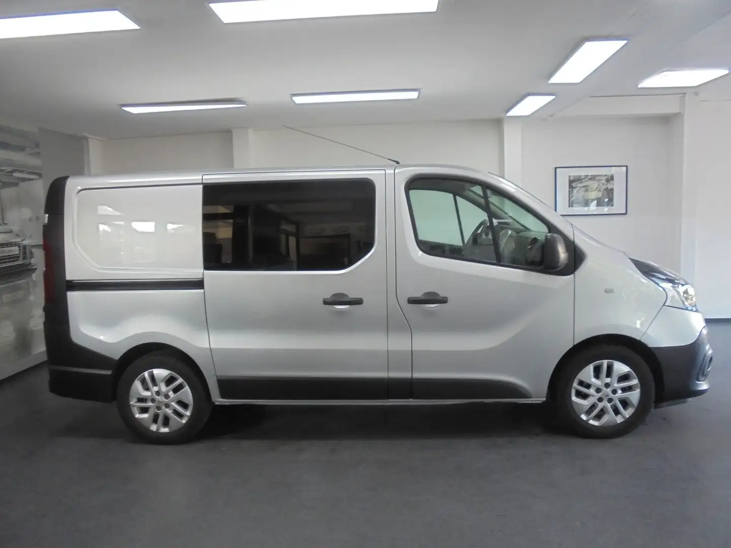 Renault Trafic Kasten L1H1 AHK Navi Kamera TÜV 01/2027 Срібний - 1