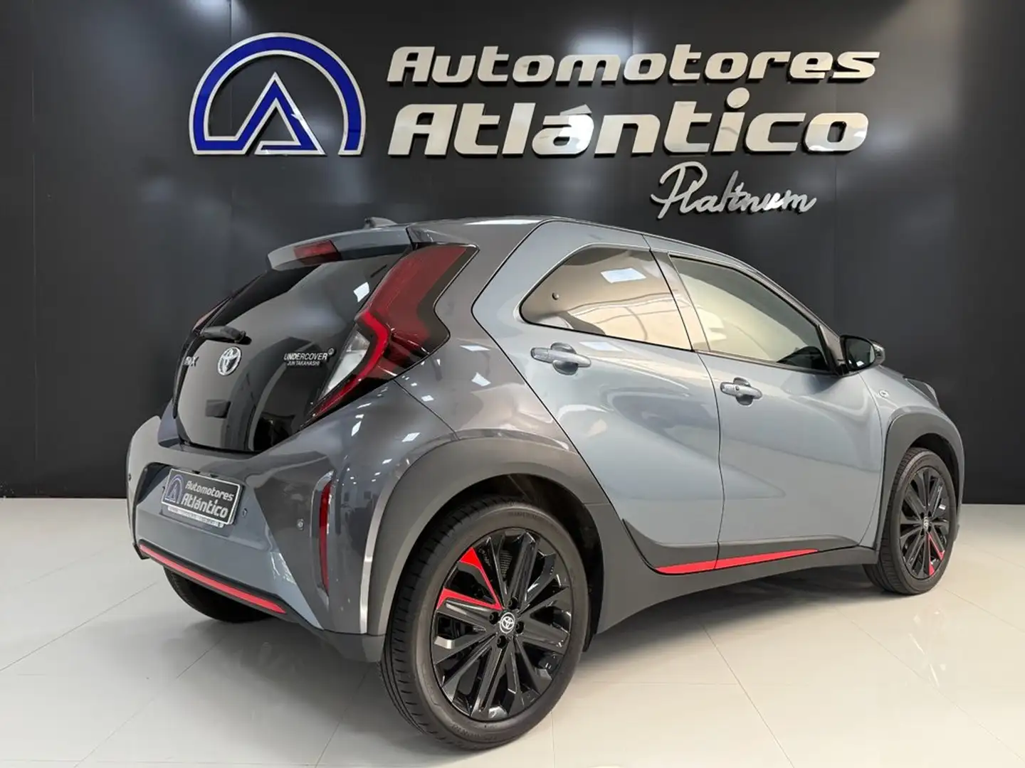 Toyota 1.0 VVT-I 72CV Undercover CVT Gris - 2