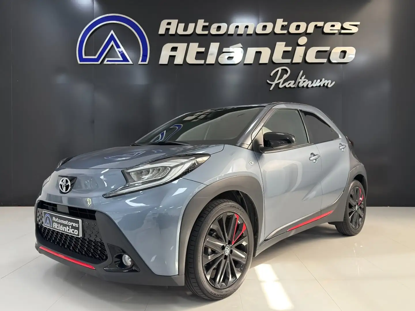 Toyota 1.0 VVT-I 72CV Undercover CVT Gris - 1