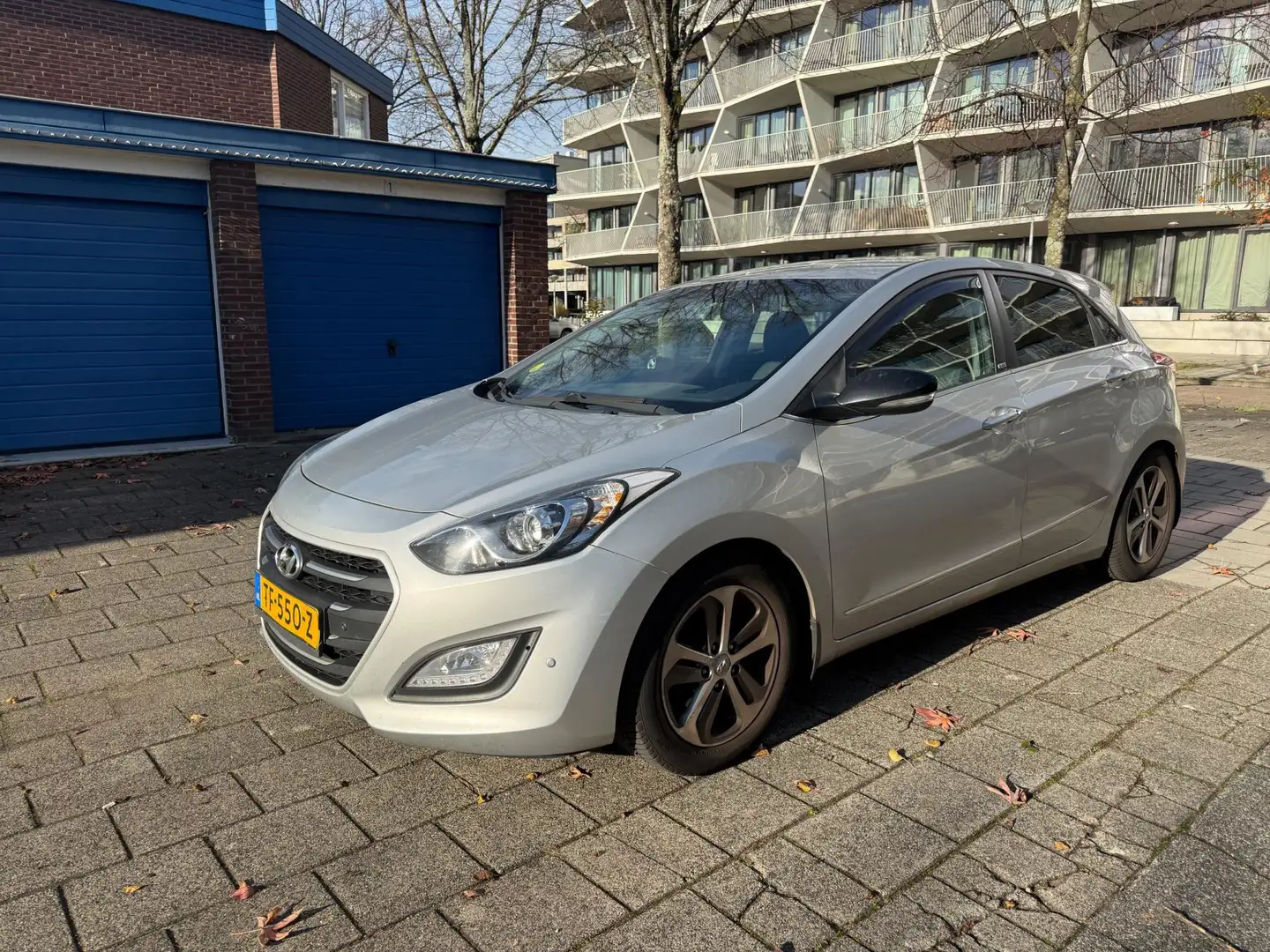 Hyundai i30 1.6 CRDi 16v Automaat Euro 6 Cruise Airco Grijs - 1