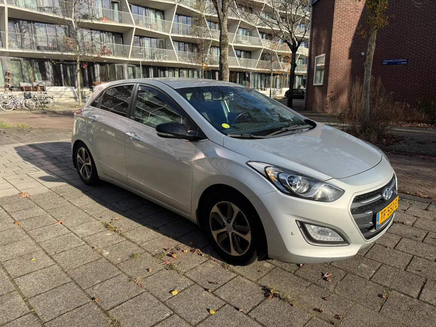 Hyundai i30 1.6 CRDi 16v Automaat Euro 6 Cruise Airco Grijs - 2