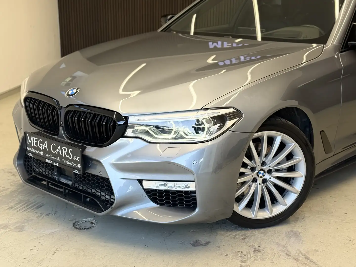 BMW 520 d xDrive Aut. / M-PAKET / GESTIKSTEUERUNG / Grau - 2
