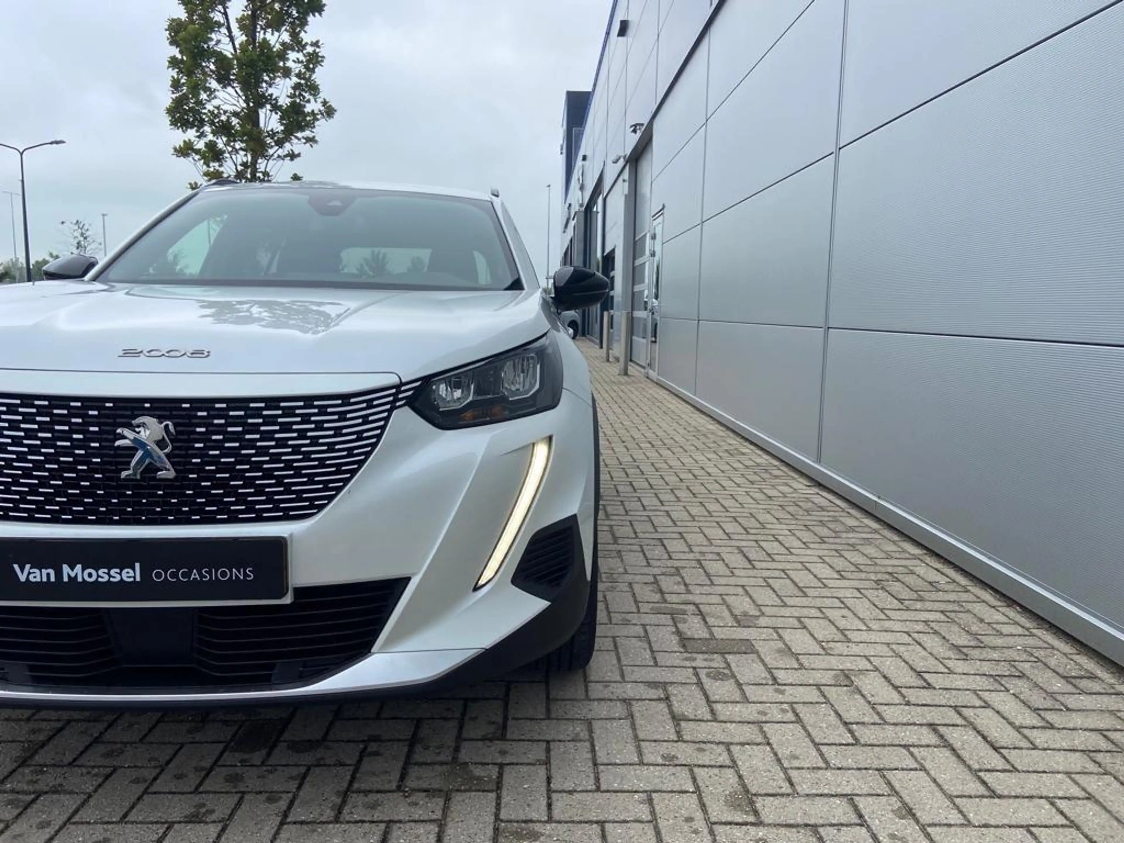 Peugeot e-2008 EV Allure 50 kWh | Keyless Start | Parkeerhulp | C — photo 10
