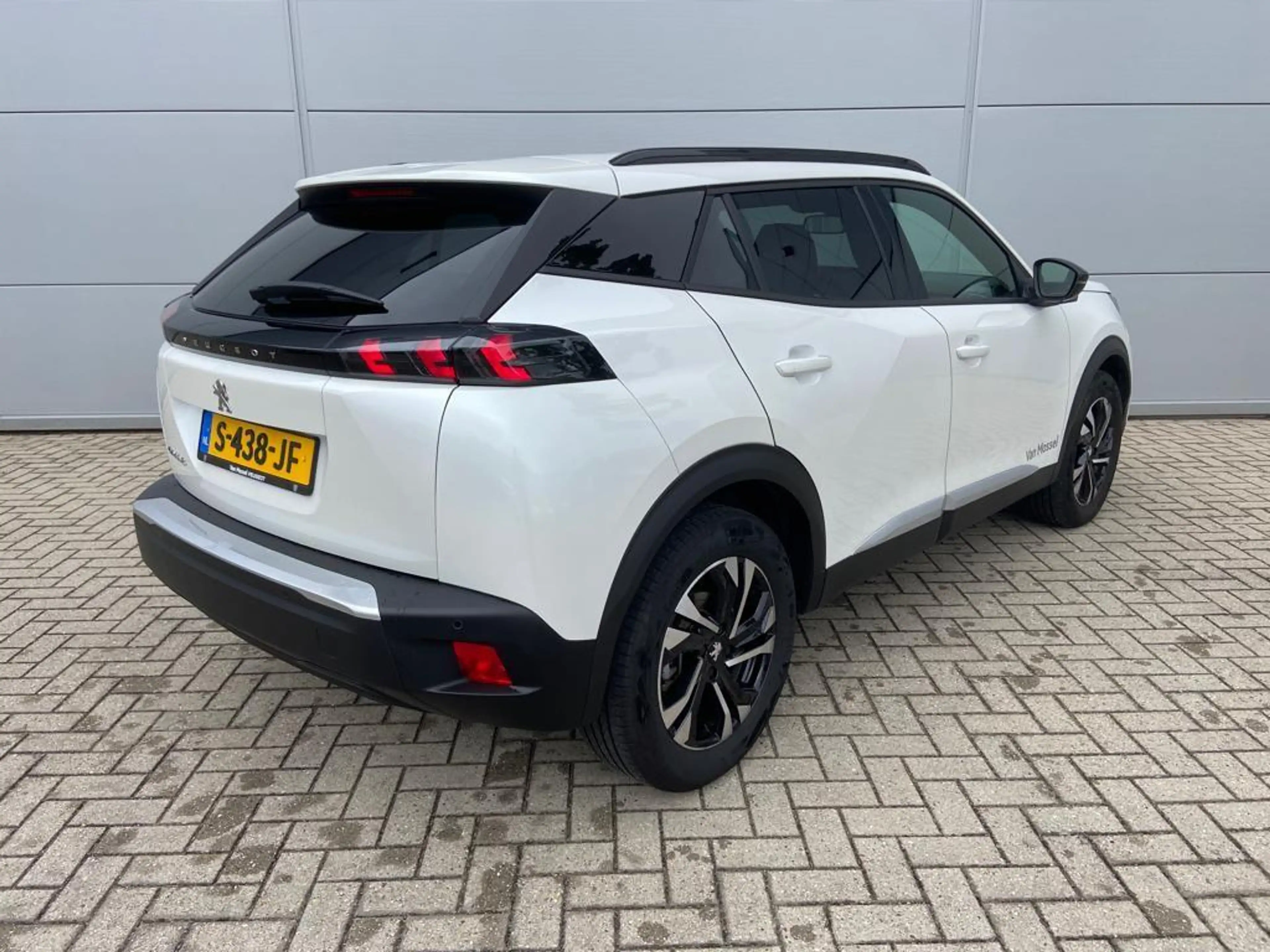 Peugeot e-2008 EV Allure 50 kWh | Keyless Start | Parkeerhulp | C — photo 9