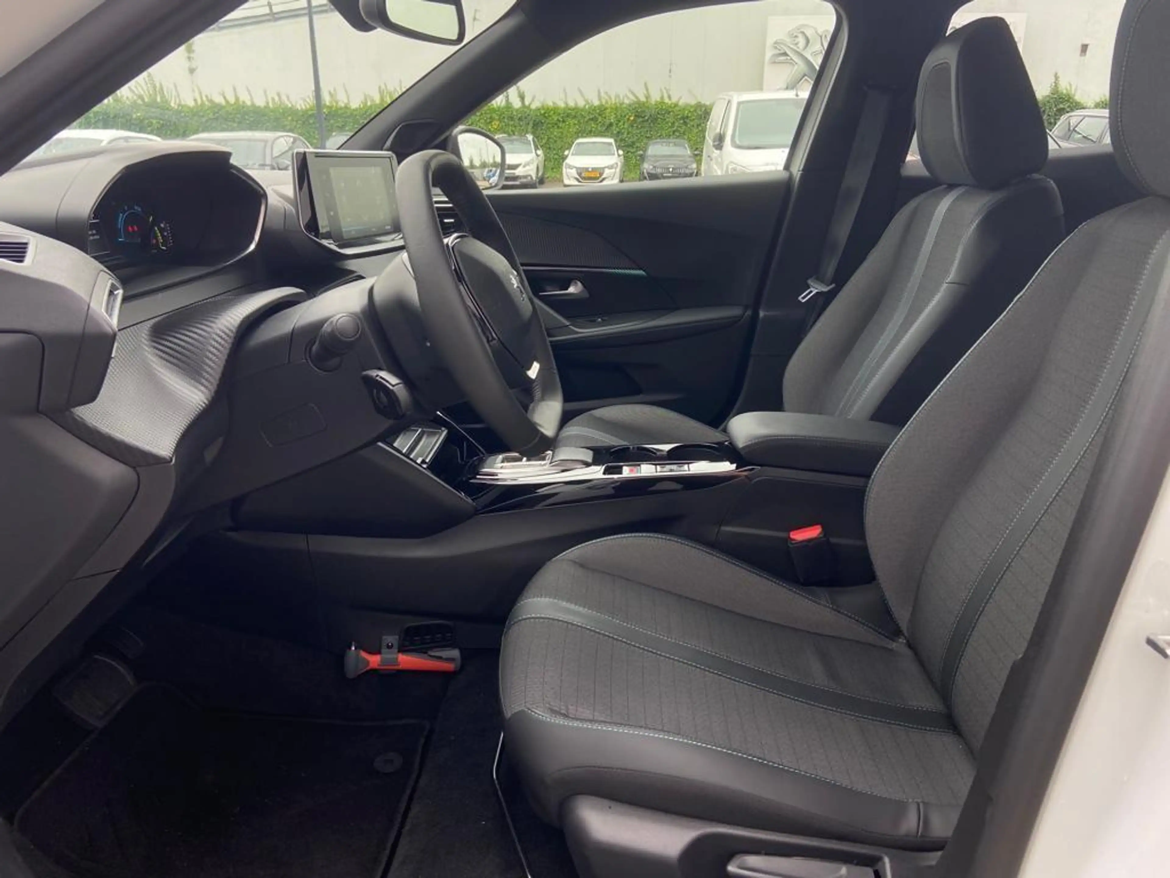 Peugeot e-2008 EV Allure 50 kWh | Keyless Start | Parkeerhulp | C — photo 15