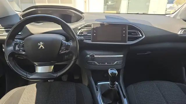 Peugeot 308 view 11