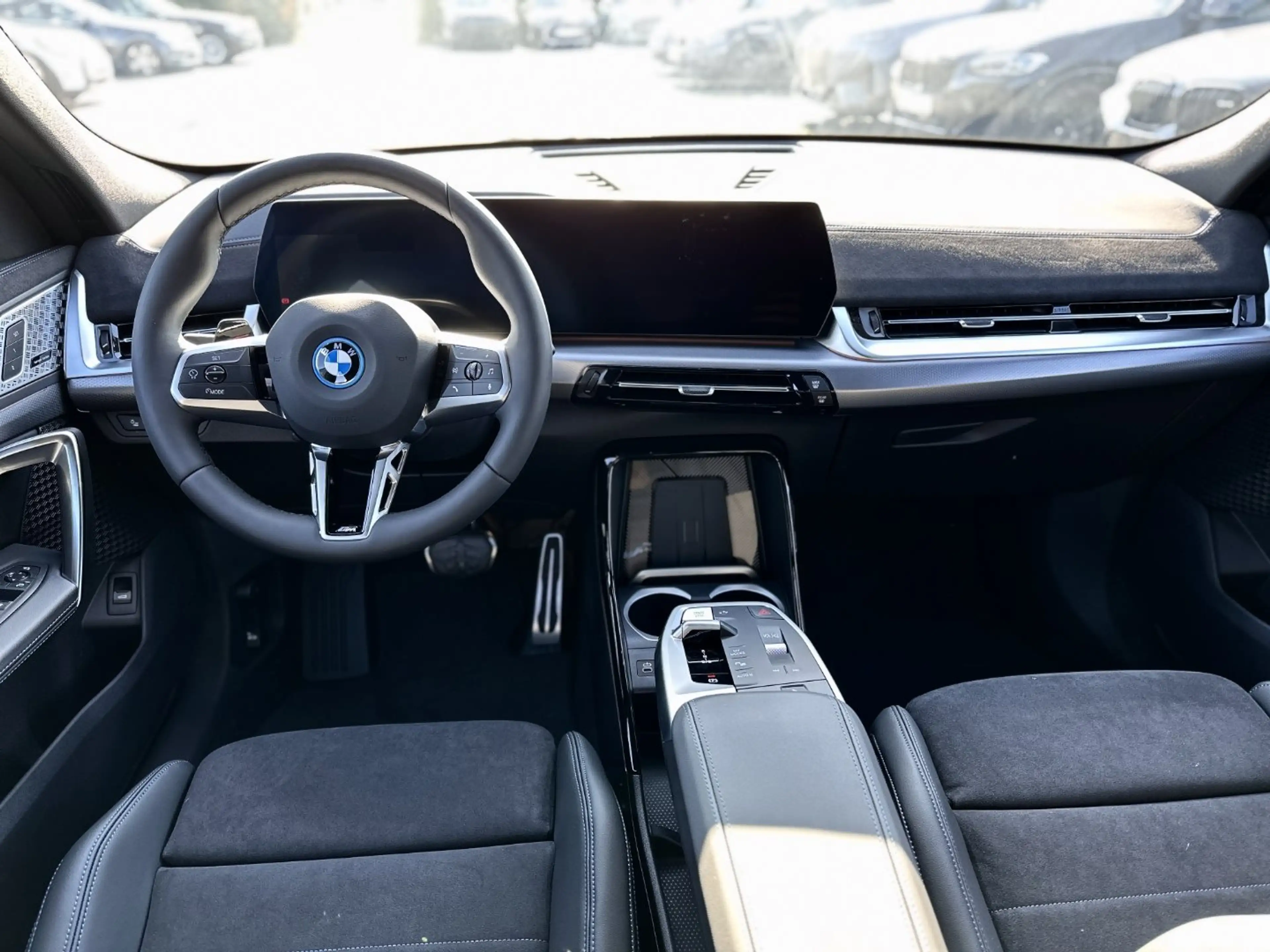 BMW iX2 eDrive20 M Sportpaket HK HiFi DAB LED RFK — photo 15