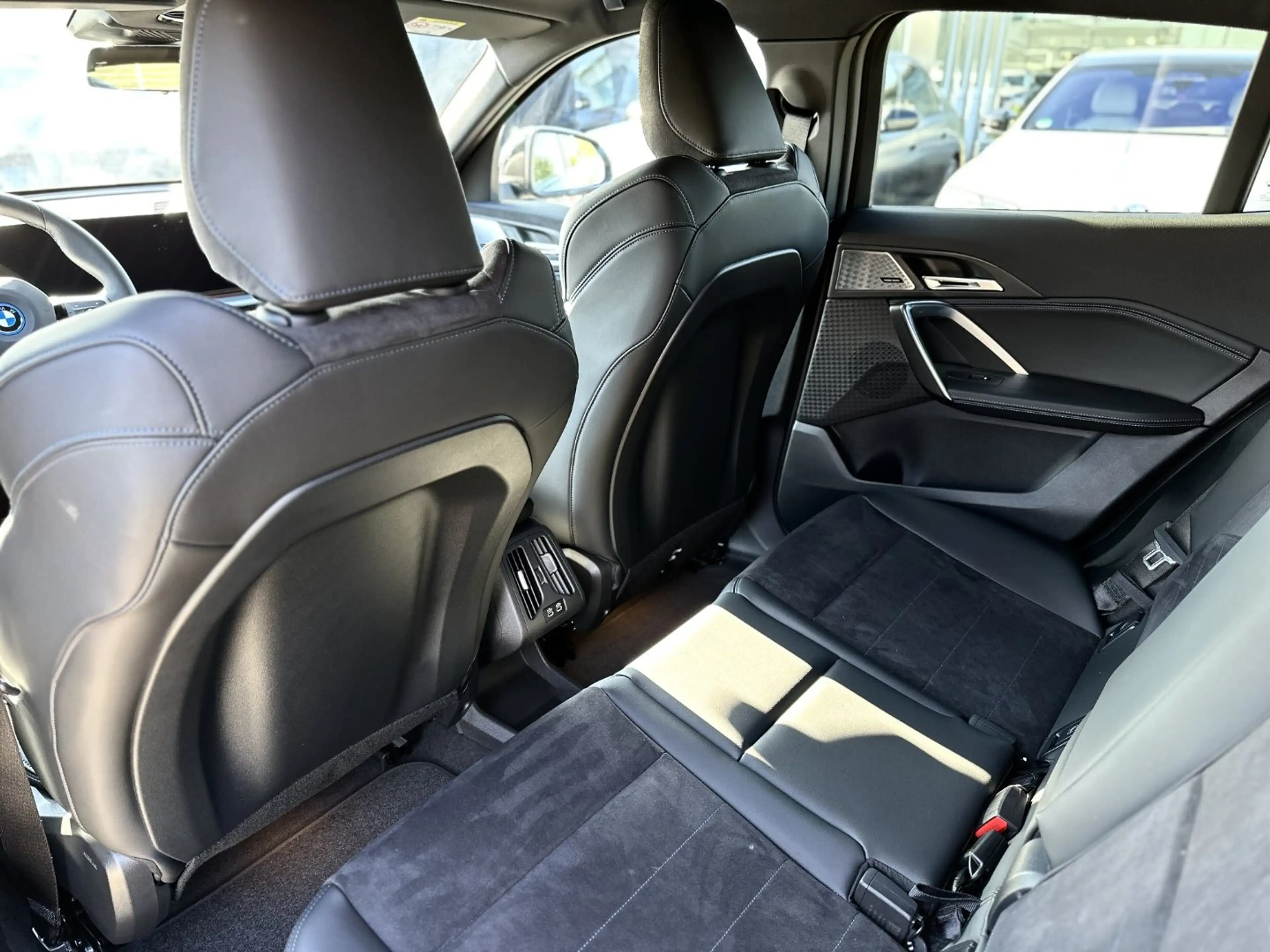 BMW iX2 eDrive20 M Sportpaket HK HiFi DAB LED RFK — photo 14