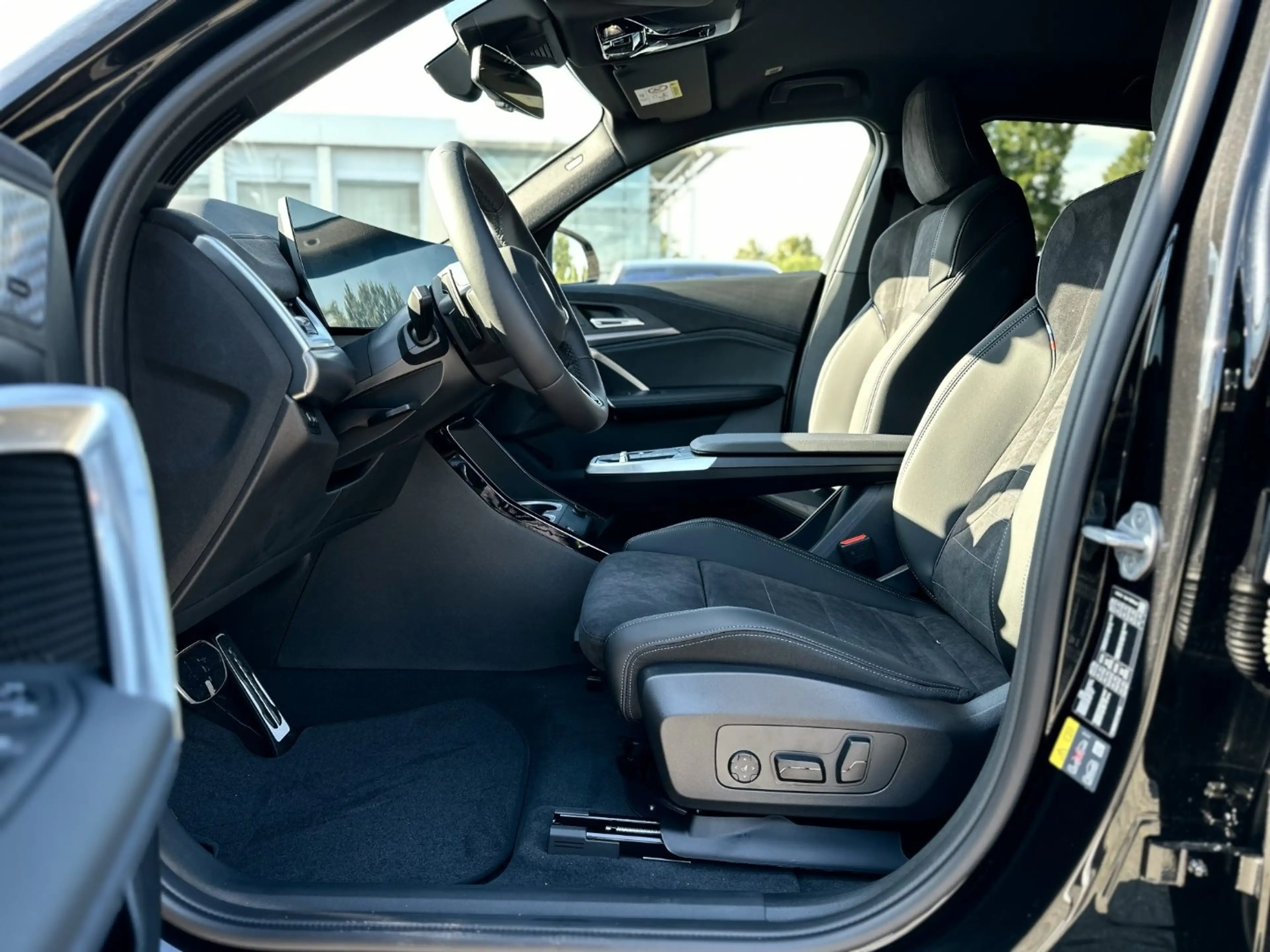 BMW iX2 eDrive20 M Sportpaket HK HiFi DAB LED RFK — photo 9