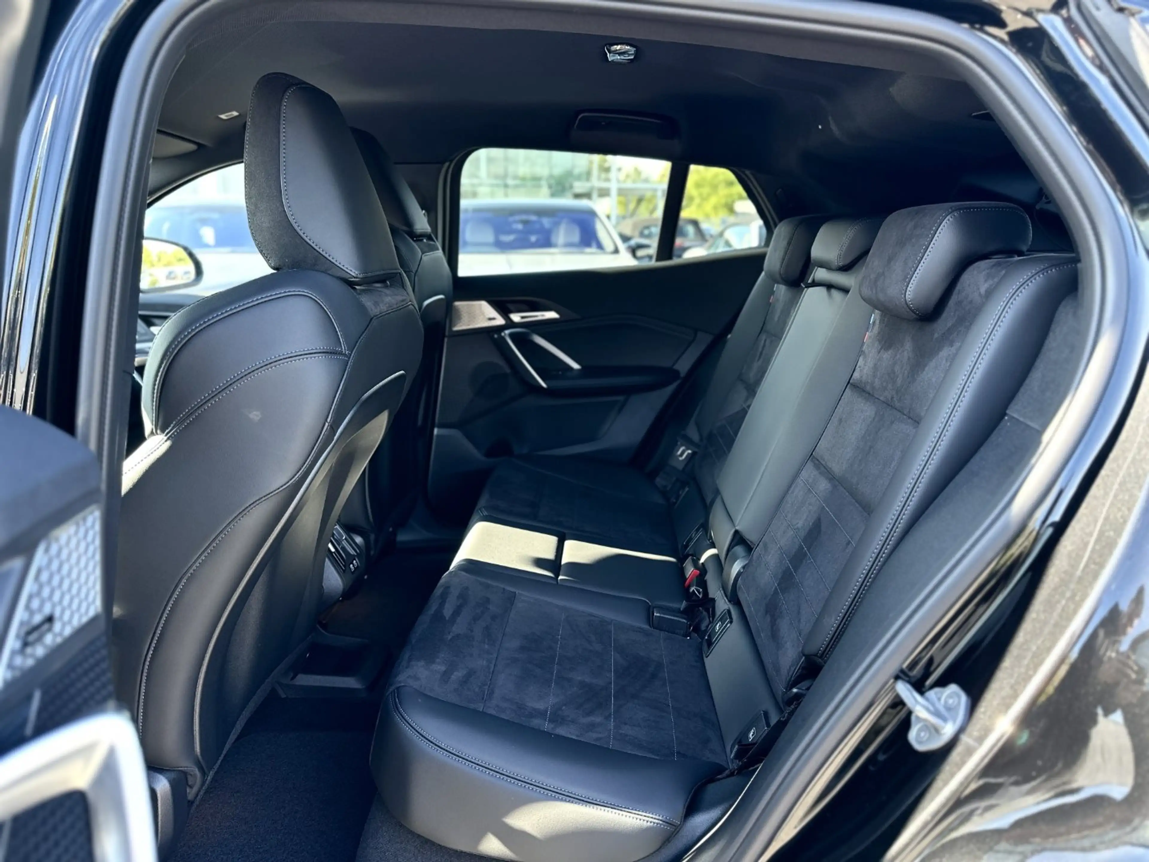 BMW iX2 eDrive20 M Sportpaket HK HiFi DAB LED RFK — photo 13