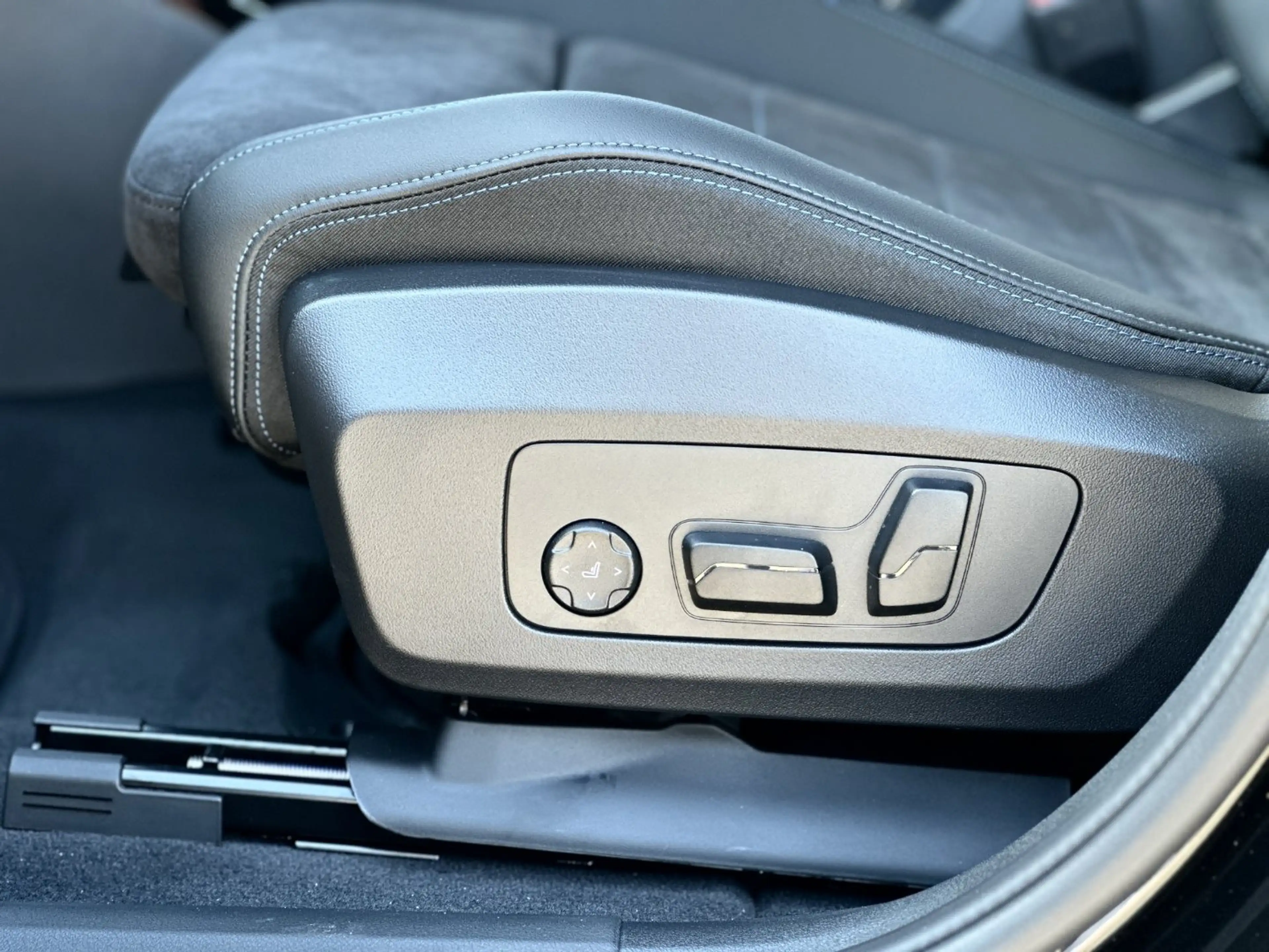 BMW iX2 eDrive20 M Sportpaket HK HiFi DAB LED RFK — photo 10