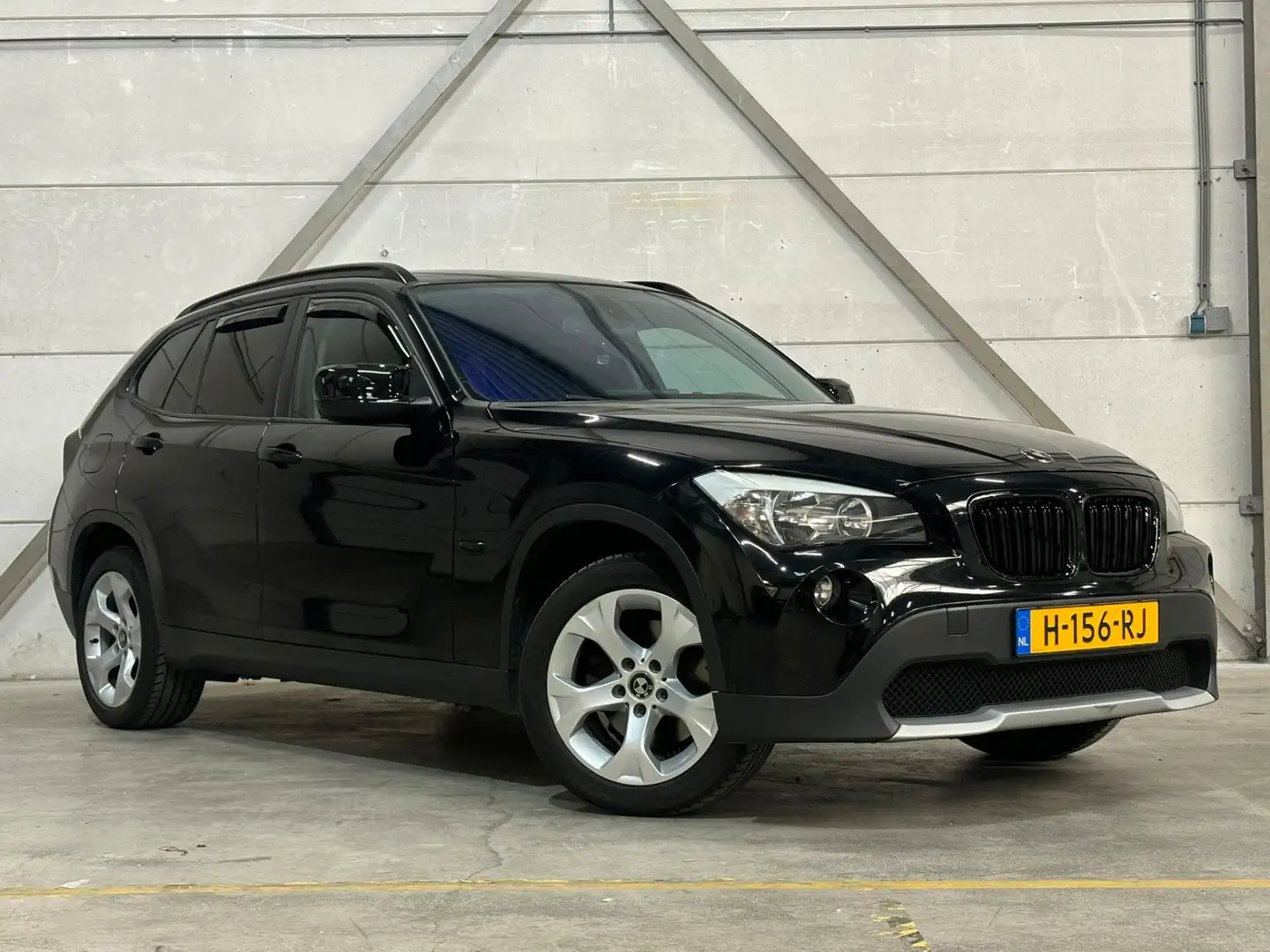 BMW X1 SDrive18i Executive Carplay Stoelverwarming Zwart - 2