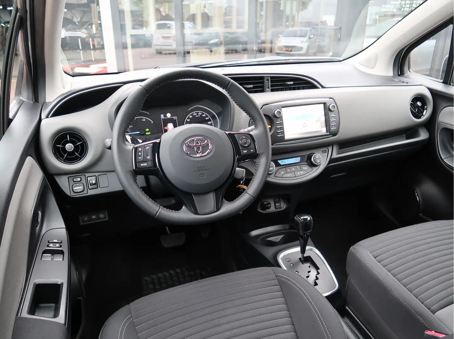 Toyota Yaris 1.5 Hybrid Active | navigatie | parkeercamera | Wit - 2